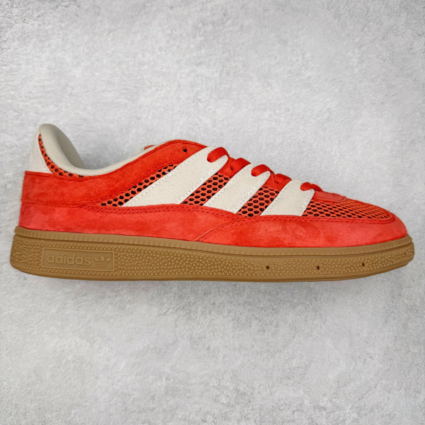 AD Originals HANDBALL SPEZIAL 百搭舒适 低帮板鞋男女同款 JI2607 这款来自阿迪达斯的这款HANDBALL SPZL前身是一双手球运动鞋，这一次拿来复刻，所以鞋面的主要色彩选用了黑色， 鞋面外侧除了Spezial字母之外还有三叶草标志。Handball SPZL作为复古手球训练鞋与作为室内足球鞋的Samba有着异曲同工之处，但是质感更为出众的鞋身以及丰富的配色选择比起Samba来讲可以说是更胜一筹了！尺码：36 36⅔ 37⅓ 38 38⅔ 39⅓ 40 40⅔ 41⅓ 42 42⅔ 43⅓ 44 45-选品中心