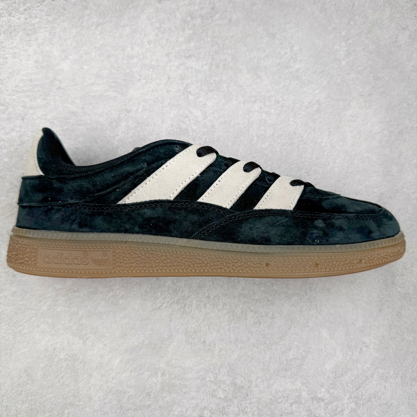 AD Originals HANDBALL SPEZIAL 百搭舒适 低帮板鞋男女同款 JS2795 这款来自阿迪达斯的这款HANDBALL SPZL前身是一双手球运动鞋，这一次拿来复刻，所以鞋面的主要色彩选用了黑色， 鞋面外侧除了Spezial字母之外还有三叶草标志。Handball SPZL作为复古手球训练鞋与作为室内足球鞋的Samba有着异曲同工之处，但是质感更为出众的鞋身以及丰富的配色选择比起Samba来讲可以说是更胜一筹了！尺码：36 36⅔ 37⅓ 38 38⅔ 39⅓ 40 40⅔ 41⅓ 42 42⅔ 43⅓ 44 45-选品中心