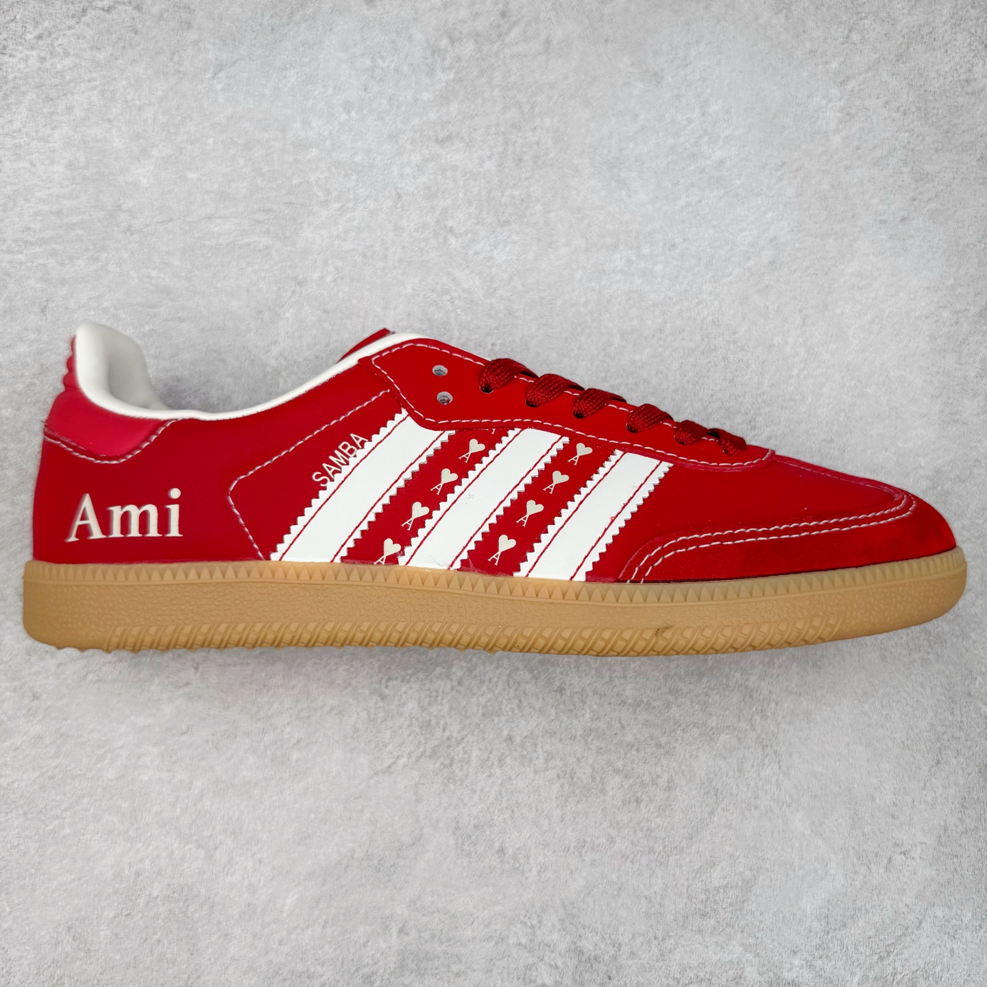 ＃C2 AD Original Samba OG 复古经典轻便板鞋 定制配色 XR0006 这款桑巴鞋展示了高质量的工艺 带有装饰的超锁缝制和无缝的手感 柔软、柔软的皮革造型和标志性的3条纹完成了精致的外观 正规合身鞋带 鞋面上有绒面鞋垫 橡胶鞋底 享受正畸套筒软感 自50年代首次亮相以来就一直在赢得粉丝的青睐 尺码：36 36.5 37.5 38 38.5 39 40 40.5 41 42 42.5 43 44 44.5 45-选品中心