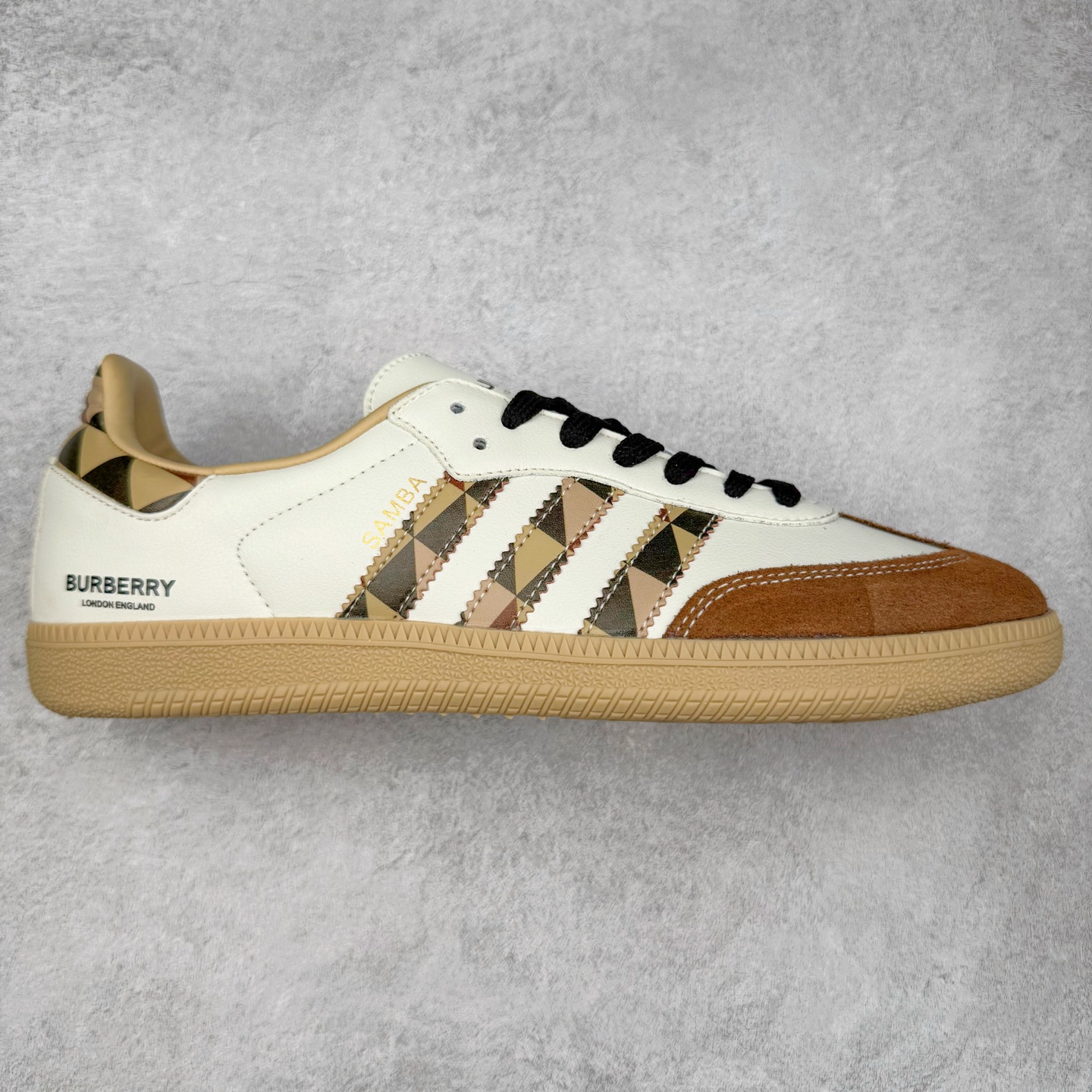 ＃C2 AD Original Samba OG 复古经典轻便板鞋 定制配色 GJ75806这款桑巴鞋展示了高质量的工艺 带有装饰的超锁缝制和无缝的手感 柔软、柔软的皮革造型和标志性的3条纹完成了精致的外观 正规合身鞋带 鞋面上有绒面鞋垫 橡胶鞋底 享受正畸套筒软感 自50年代首次亮相以来就一直在赢得粉丝的青睐 尺码：36 36.5 37.5 38 38.5 39 40 40.5 41 42 42.5 43 44 44.5 45-选品中心