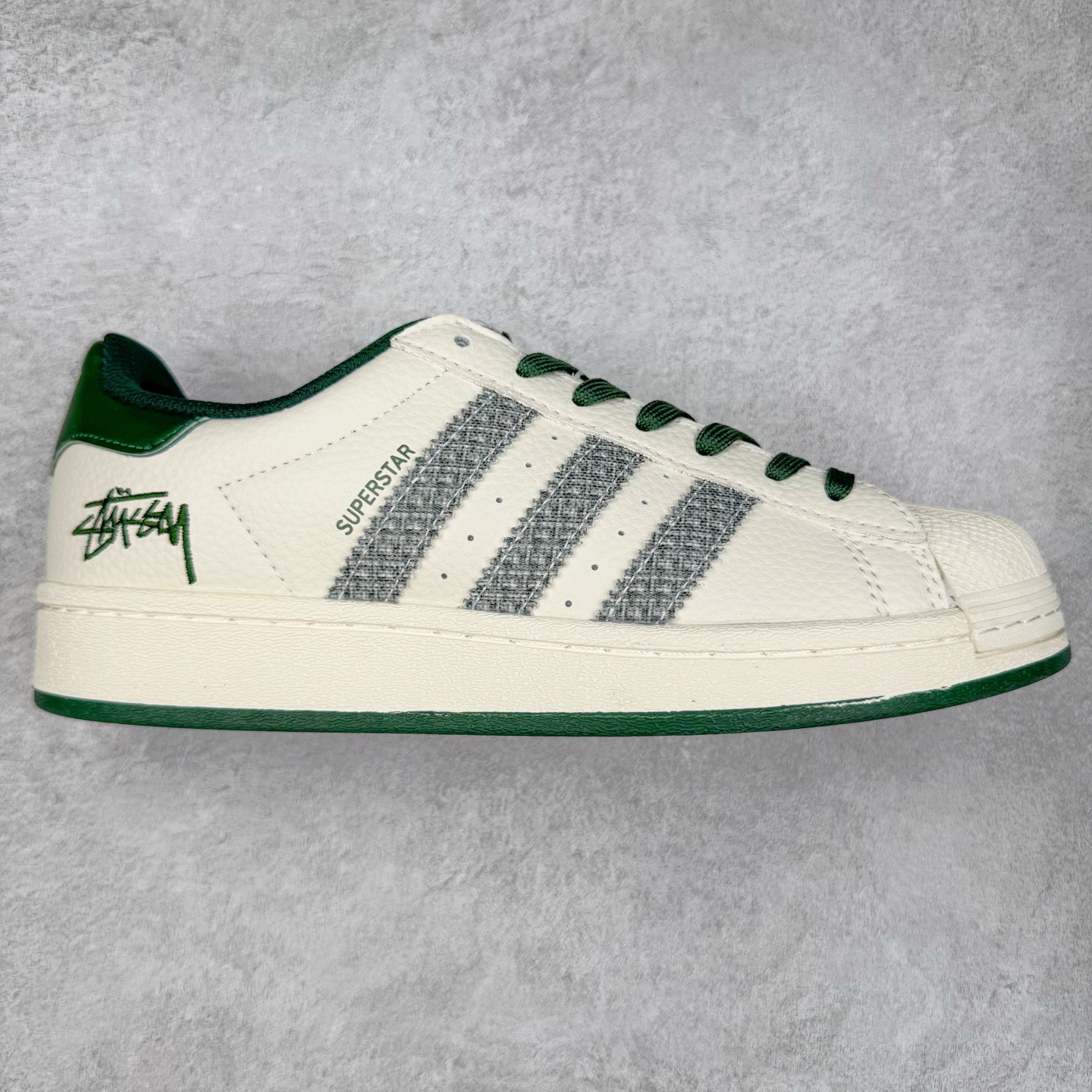 ＃C2 AD Originals Superstar 经典复古贝壳头板鞋 AD8017 诞生于1969年 是第一双将全皮面鞋 身与橡胶鞋头结合在一起的低帮篮球鞋 Superstar最开始 是作为高帮篮球鞋Pro Model的低帮版本而出现的 但因为其独特和醒目的橡胶鞋头造型而让大家熟知 被大家形象地称为\\\”shelltoe\\\”贝壳头 在70年代的美国职业篮球场上 接近3/4的NBA球员都将这双Superstar作为场上用鞋 80年代之后 经过不断的改良和发展 Superstar逐渐成为横跨时装、音乐、街头文化、休闲和运动等各大领域的时尚潮鞋 尺码：36 36.5 37 38 38.5 39 40 40.5 41 42 42.5 43 44 44.5 45-选品中心