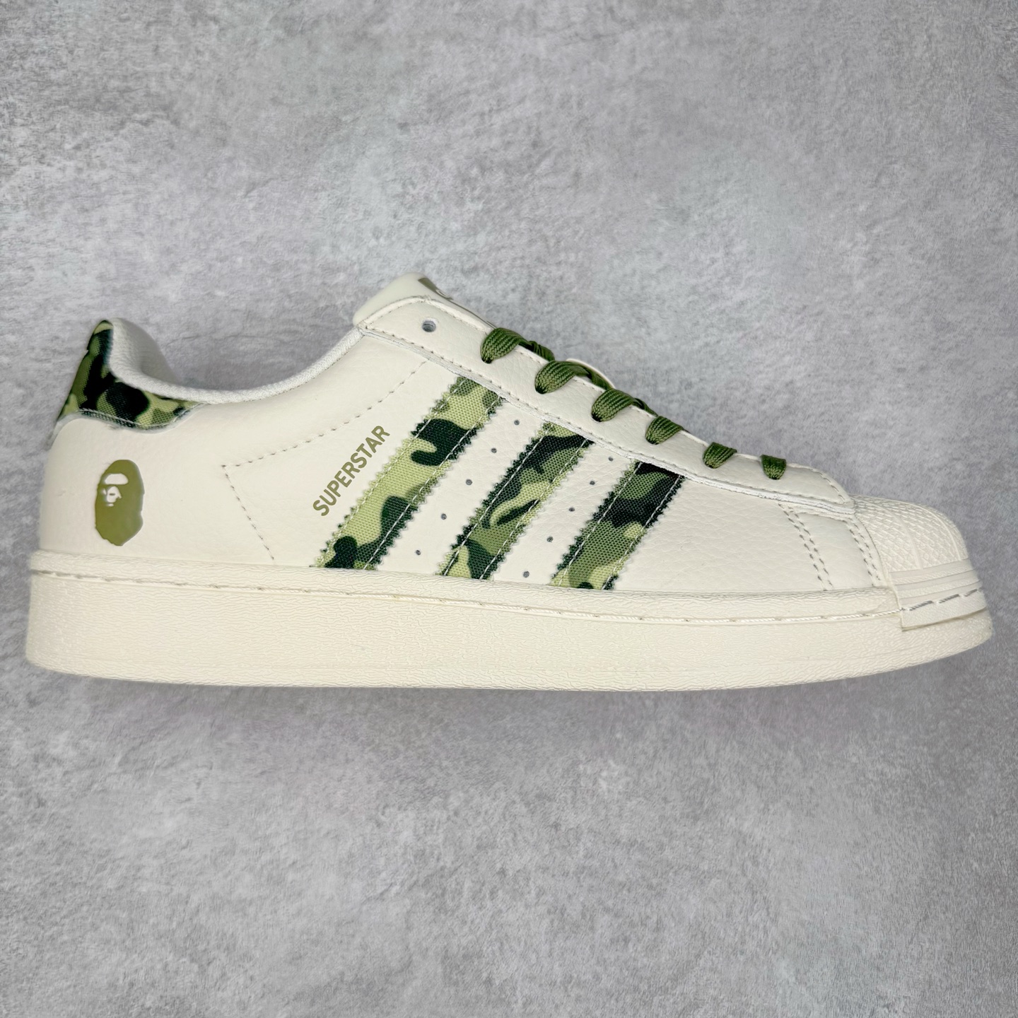 ＃C2 AD Originals Superstar 经典复古贝壳头板鞋 DS0018 诞生于1969年 是第一双将全皮面鞋 身与橡胶鞋头结合在一起的低帮篮球鞋 Superstar最开始 是作为高帮篮球鞋Pro Model的低帮版本而出现的 但因为其独特和醒目的橡胶鞋头造型而让大家熟知 被大家形象地称为\\\”shelltoe\\\”贝壳头 在70年代的美国职业篮球场上 接近3/4的NBA球员都将这双Superstar作为场上用鞋 80年代之后 经过不断的改良和发展 Superstar逐渐成为横跨时装、音乐、街头文化、休闲和运动等各大领域的时尚潮鞋 尺码：36 36.5 37 38 38.5 39 40 40.5 41 42 42.5 43 44 44.5 45-选品中心