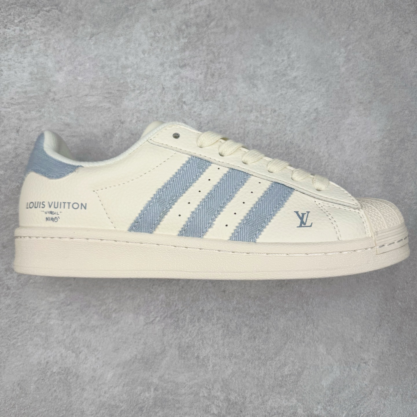 ＃C2 AD Originals Superstar 经典复古贝壳头板鞋 SD6821 诞生于1969年 是第一双将全皮面鞋 身与橡胶鞋头结合在一起的低帮篮球鞋 Superstar最开始 是作为高帮篮球鞋Pro Model的低帮版本而出现的 但因为其独特和醒目的橡胶鞋头造型而让大家熟知 被大家形象地称为\\\”shelltoe\\\”贝壳头 在70年代的美国职业篮球场上 接近3/4的NBA球员都将这双Superstar作为场上用鞋 80年代之后 经过不断的改良和发展 Superstar逐渐成为横跨时装、音乐、街头文化、休闲和运动等各大领域的时尚潮鞋 尺码：36 36.5 37 38 38.5 39 40 40.5 41 42 42.5 43 44 44.5 45-选品中心