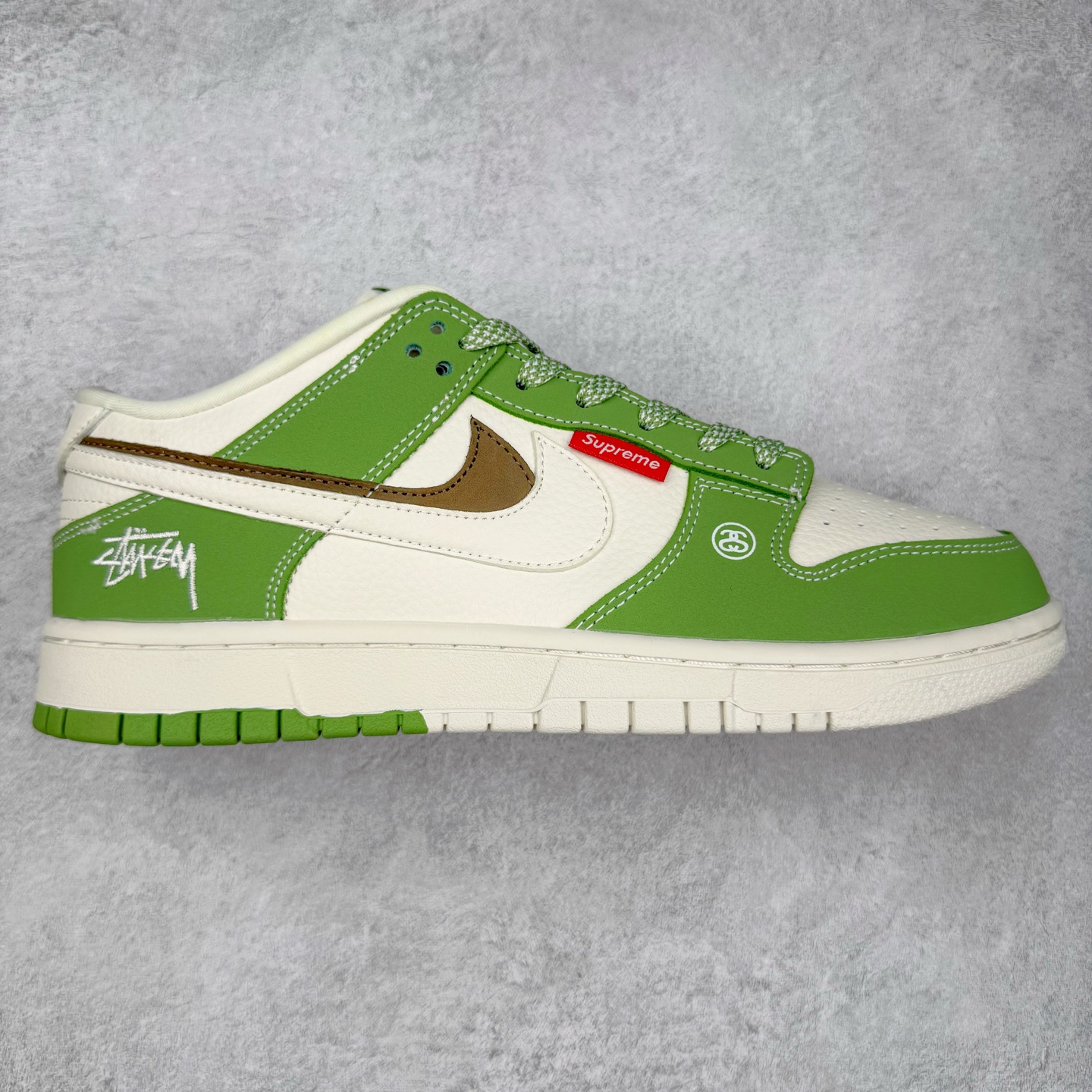 NK Dunk Low 定制配色 LW1818-120 大厂出品 极力推荐 原装头层材料 独家版型蒸餾加工帶來的是更好的视觉和脚感体验大厂纯原品质出货 清洁度 电绣工艺 皮料切割干净无任何毛边 细节完美 实拍调校N版已经零色差零失真 百分百还原实物色彩所见即所得 不存在货不对板色差等低级问题 选购参考实物拍摄 不混卖不参货 只用心做好货严格选品 承诺混一赔十 尺码：36 36.5 37.5 38 38.5 39 40 40.5 41 42 42.5 43 44 44.5 45-选品中心