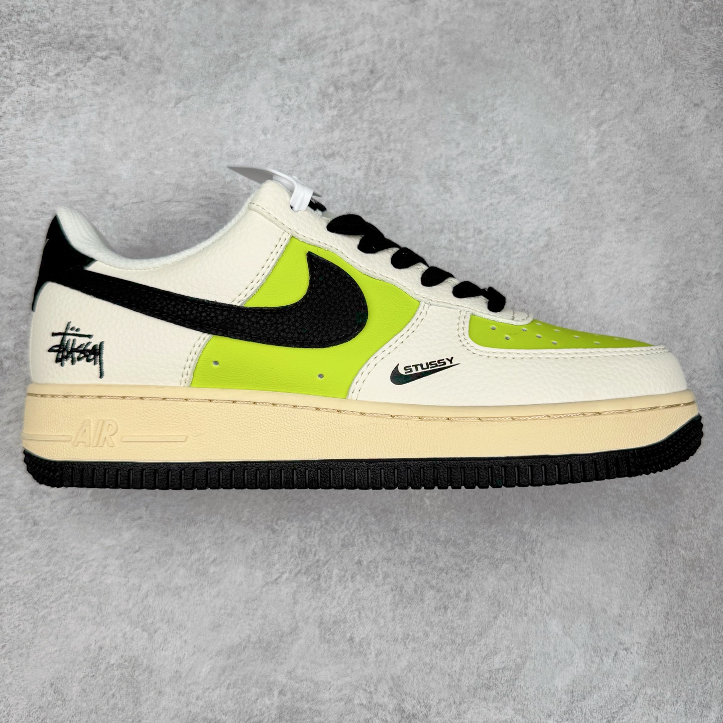 NK Air Force 1´07 Low 空军一号低帮百搭休闲运动板鞋 QW5836-002 柔软、弹性十足的缓震性能和出色的中底设计 横跨复古与现代的外型结合 造就出风靡全球 三十多年的Force 1 直到今天还深受青睐 实拍调校N版已经零色差零失真 百分百还原实物色彩所见即所得 不存在货不对板色差等低级问题 选购参考实物拍摄 不混卖不参货 只用心做好货严格选品 承诺混一赔十 尺码：36 36.5 37.5 38 38.5 39 40 40.5 41 42 42.5 43 44 44.5 45-选品中心