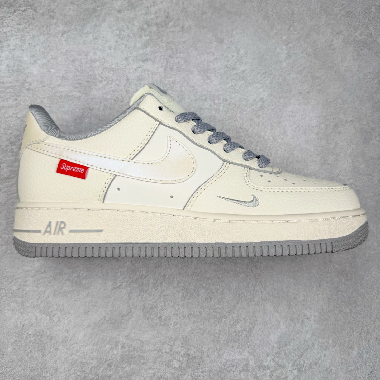 NK Air Force 1´07 Low 空军一号低帮百搭休闲运动板鞋 XX3168-195 柔软、弹性十足的缓震性能和出色的中底设计 横跨复古与现代的外型结合 造就出风靡全球 三十多年的Force 1 直到今天还深受青睐 实拍调校N版已经零色差零失真 百分百还原实物色彩所见即所得 不存在货不对板色差等低级问题 选购参考实物拍摄 不混卖不参货 只用心做好货严格选品 承诺混一赔十 尺码：36 36.5 37.5 38 38.5 39 40 40.5 41 42 42.5 43 44 44.5 45-选品中心