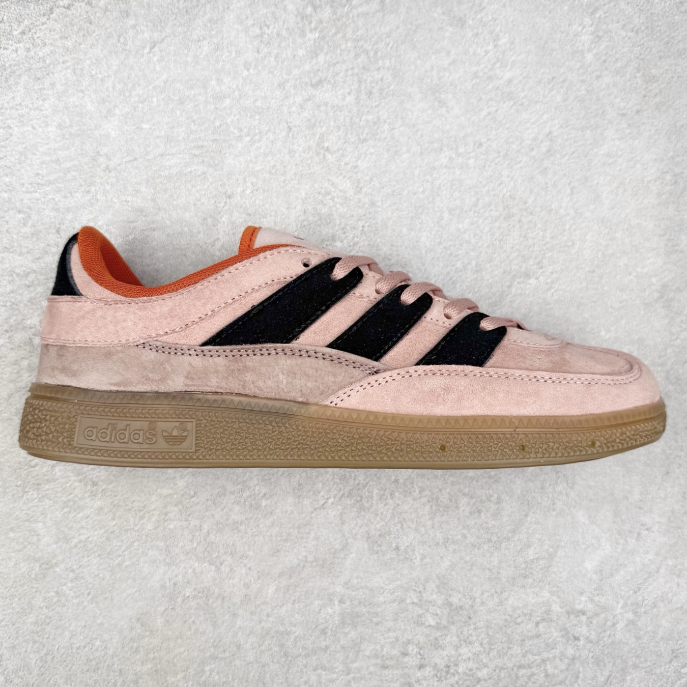 AD Originals HANDBALL SPEZIAL 百搭舒适 低帮板鞋男女同款 JI2605 这款来自阿迪达斯的这款HANDBALL SPZL前身是一双手球运动鞋，这一次拿来复刻，所以鞋面的主要色彩选用了黑色， 鞋面外侧除了Spezial字母之外还有三叶草标志。Handball SPZL作为复古手球训练鞋与作为室内足球鞋的Samba有着异曲同工之处，但是质感更为出众的鞋身以及丰富的配色选择比起Samba来讲可以说是更胜一筹了！尺码：36 36⅔ 37⅓ 38 38⅔ 39⅓ 40 40⅔ 41⅓ 42 42⅔ 43⅓ 44 45-选品中心