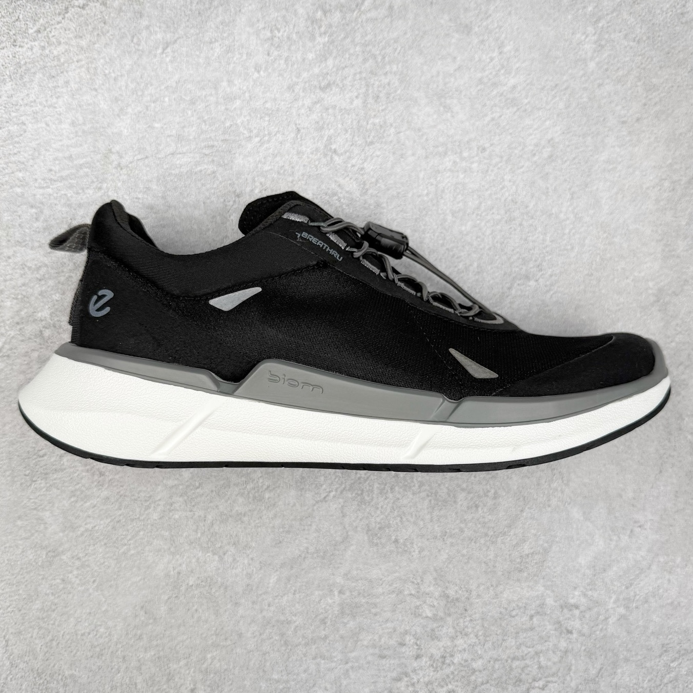 ECCO爱步老爹鞋男士夏季新款 飞织网面百搭潮流户外运动鞋 健步BIOM系列新款 全新的轻量发泡底材与直接注塑橡胶大底相结合 柔软舒适，轻量回弹，脚感更轻盈 鞋面采用GORE-TEX飞织网面与牛皮相结合 给你贴心透气呵护 自然律动科技 符合人体工学鞋楦 贴近足部天然形态 橡胶大底，抓地力强，具有良好的耐磨性 轻盈自如 适跑畅练 尺码：38 39 40 41 42 43 44 （皮鞋码）-选品中心