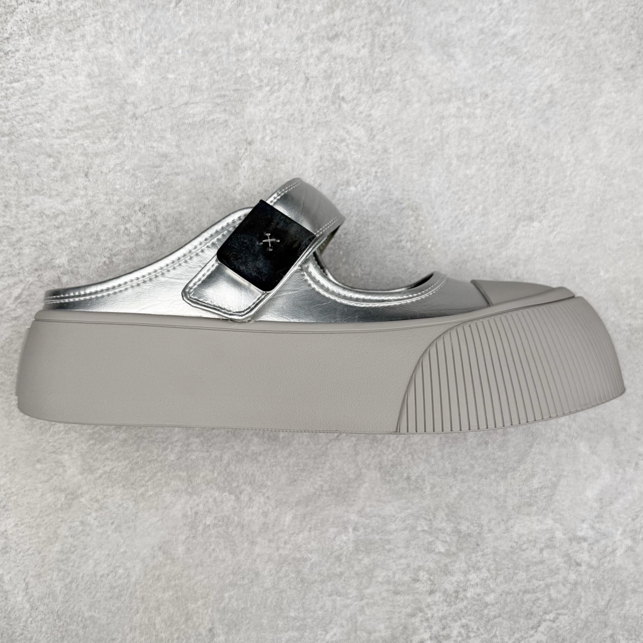 新晋潮流鞋靴品牌GGCC夏季新款 4.5cm厚底【银河微光】陈都灵同款 GG-CC厚底芭蕾舞 法式玛丽珍单鞋 夏季踏青舒适度和少女感我都要 金属方扣实属摩登小心机 舒适!百搭性!摩登圆润饱满楦头! 纹裂金属牛皮!柔韧有型!光泽雅致 羊皮革垫脚!亲肤细腻!透气舒爽! 优化比例!视觉增高! 橡胶大底止滑耐磨步稳回弹! 给#女生的宝藏休闲鞋 货号：G25U4817 尺码：35 36 37 38 39 40-选品中心