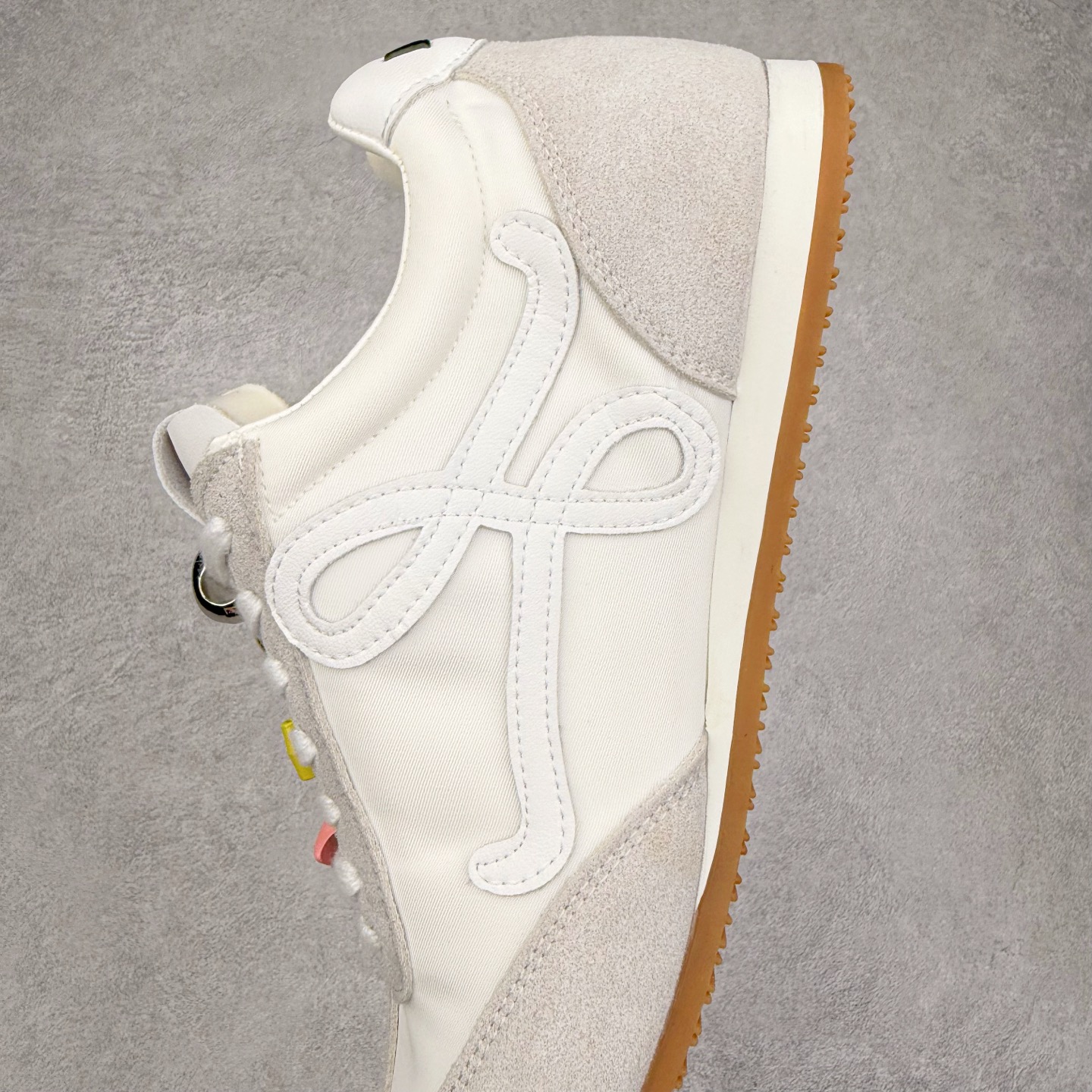 图片[7]-罗意威Loewe Ballet Runner 2.0 Sneakers 芭蕾舞2.0系列阿甘复古风德训薄底百搭休闲运动鞋 市面最高性价比 实体平台跑量 主打推荐好货 采用反绒牛皮革拼接头层皮饰片鞋面材质鞋身原装高密度防刮尼龙面料,极好柔软效果双层乳胶缓震鞋垫外部搭配轻量EVA缓震组合橡胶防滑片装外底不对称鞋头设计、袜状内部结构，轻盈橡胶外底延伸至鞋头 20 毫米鞋跟，附白色和同色系鞋带侧面饰有 L 徽标，鞋舌饰有压纹 Anagram 后跟标签饰有注塑橡胶 LOEWE 标志升级原楦型开发纸版全手工拉帮工艺成型 尺码：35 36 37 38 39 40-选品中心