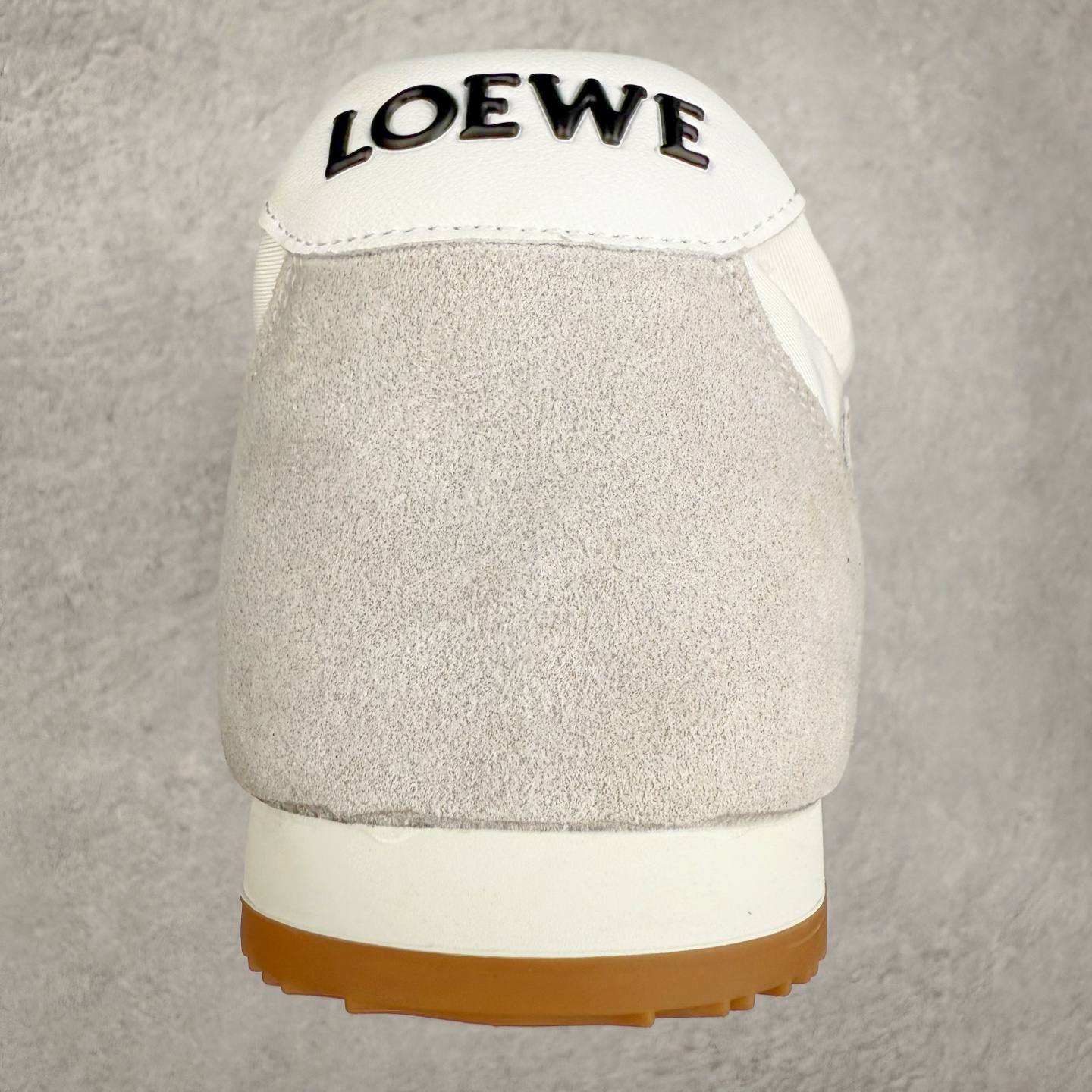 图片[8]-罗意威Loewe Ballet Runner 2.0 Sneakers 芭蕾舞2.0系列阿甘复古风德训薄底百搭休闲运动鞋 市面最高性价比 实体平台跑量 主打推荐好货 采用反绒牛皮革拼接头层皮饰片鞋面材质鞋身原装高密度防刮尼龙面料,极好柔软效果双层乳胶缓震鞋垫外部搭配轻量EVA缓震组合橡胶防滑片装外底不对称鞋头设计、袜状内部结构，轻盈橡胶外底延伸至鞋头 20 毫米鞋跟，附白色和同色系鞋带侧面饰有 L 徽标，鞋舌饰有压纹 Anagram 后跟标签饰有注塑橡胶 LOEWE 标志升级原楦型开发纸版全手工拉帮工艺成型 尺码：35 36 37 38 39 40-选品中心