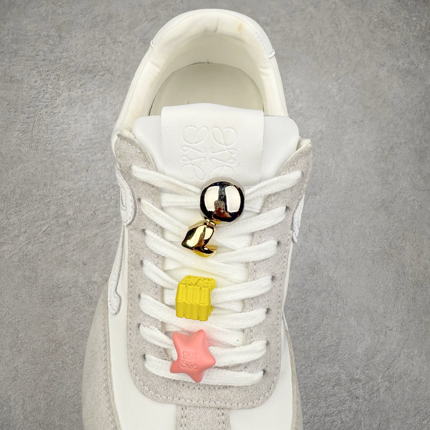 图片[5]-罗意威Loewe Ballet Runner 2.0 Sneakers 芭蕾舞2.0系列阿甘复古风德训薄底百搭休闲运动鞋 市面最高性价比 实体平台跑量 主打推荐好货 采用反绒牛皮革拼接头层皮饰片鞋面材质鞋身原装高密度防刮尼龙面料,极好柔软效果双层乳胶缓震鞋垫外部搭配轻量EVA缓震组合橡胶防滑片装外底不对称鞋头设计、袜状内部结构，轻盈橡胶外底延伸至鞋头 20 毫米鞋跟，附白色和同色系鞋带侧面饰有 L 徽标，鞋舌饰有压纹 Anagram 后跟标签饰有注塑橡胶 LOEWE 标志升级原楦型开发纸版全手工拉帮工艺成型 尺码：35 36 37 38 39 40-选品中心