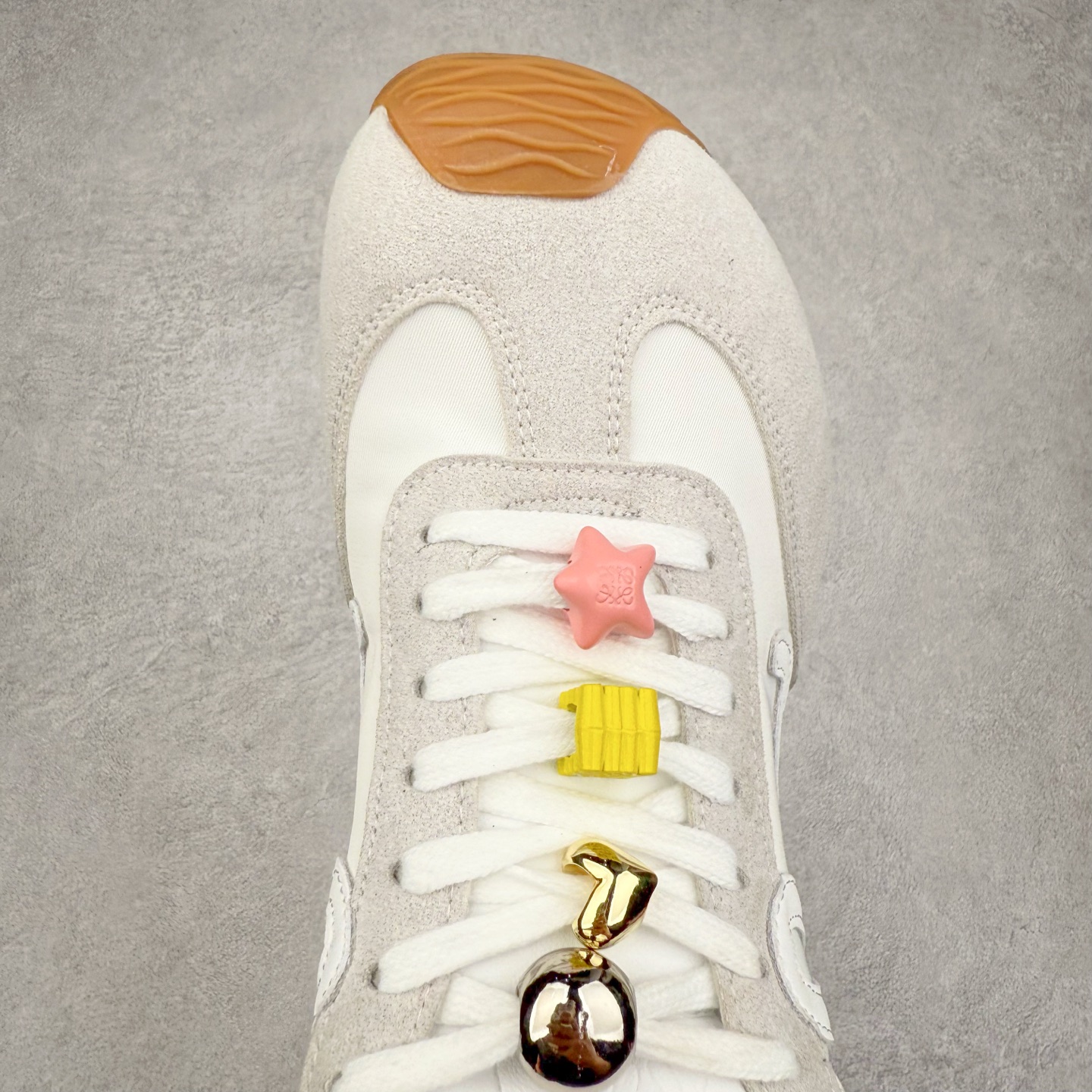 图片[4]-罗意威Loewe Ballet Runner 2.0 Sneakers 芭蕾舞2.0系列阿甘复古风德训薄底百搭休闲运动鞋 市面最高性价比 实体平台跑量 主打推荐好货 采用反绒牛皮革拼接头层皮饰片鞋面材质鞋身原装高密度防刮尼龙面料,极好柔软效果双层乳胶缓震鞋垫外部搭配轻量EVA缓震组合橡胶防滑片装外底不对称鞋头设计、袜状内部结构，轻盈橡胶外底延伸至鞋头 20 毫米鞋跟，附白色和同色系鞋带侧面饰有 L 徽标，鞋舌饰有压纹 Anagram 后跟标签饰有注塑橡胶 LOEWE 标志升级原楦型开发纸版全手工拉帮工艺成型 尺码：35 36 37 38 39 40-选品中心