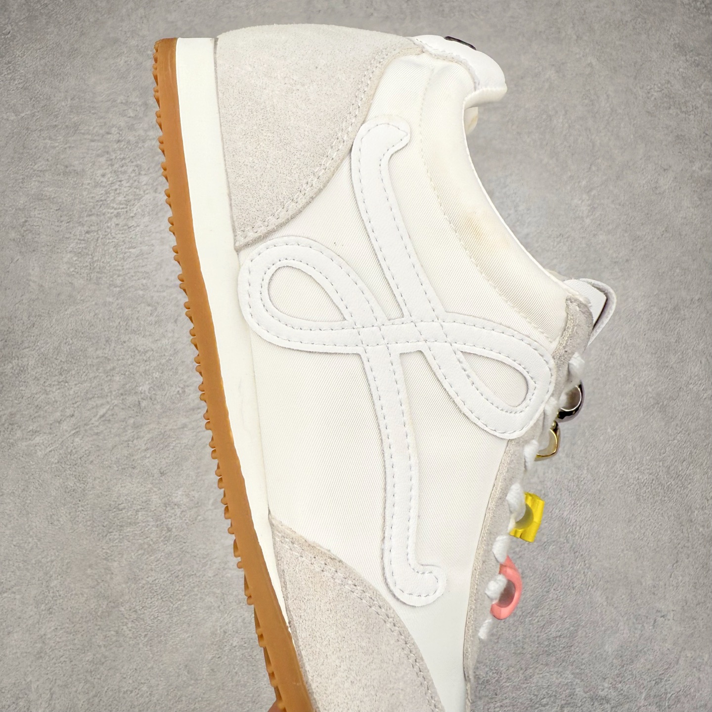 图片[6]-罗意威Loewe Ballet Runner 2.0 Sneakers 芭蕾舞2.0系列阿甘复古风德训薄底百搭休闲运动鞋 市面最高性价比 实体平台跑量 主打推荐好货 采用反绒牛皮革拼接头层皮饰片鞋面材质鞋身原装高密度防刮尼龙面料,极好柔软效果双层乳胶缓震鞋垫外部搭配轻量EVA缓震组合橡胶防滑片装外底不对称鞋头设计、袜状内部结构，轻盈橡胶外底延伸至鞋头 20 毫米鞋跟，附白色和同色系鞋带侧面饰有 L 徽标，鞋舌饰有压纹 Anagram 后跟标签饰有注塑橡胶 LOEWE 标志升级原楦型开发纸版全手工拉帮工艺成型 尺码：35 36 37 38 39 40-选品中心