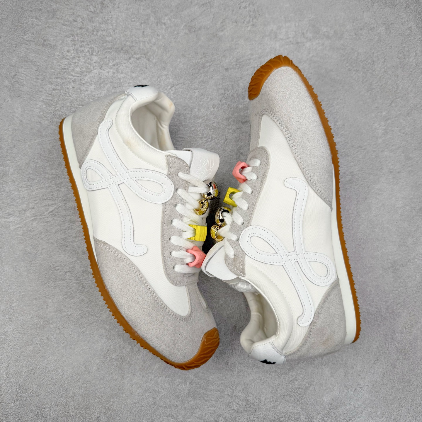 图片[3]-罗意威Loewe Ballet Runner 2.0 Sneakers 芭蕾舞2.0系列阿甘复古风德训薄底百搭休闲运动鞋 市面最高性价比 实体平台跑量 主打推荐好货 采用反绒牛皮革拼接头层皮饰片鞋面材质鞋身原装高密度防刮尼龙面料,极好柔软效果双层乳胶缓震鞋垫外部搭配轻量EVA缓震组合橡胶防滑片装外底不对称鞋头设计、袜状内部结构，轻盈橡胶外底延伸至鞋头 20 毫米鞋跟，附白色和同色系鞋带侧面饰有 L 徽标，鞋舌饰有压纹 Anagram 后跟标签饰有注塑橡胶 LOEWE 标志升级原楦型开发纸版全手工拉帮工艺成型 尺码：35 36 37 38 39 40-选品中心