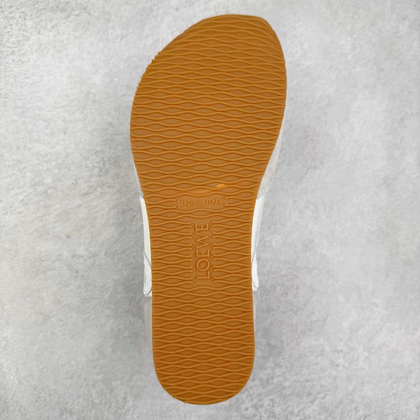 图片[9]-罗意威Loewe Ballet Runner 2.0 Sneakers 芭蕾舞2.0系列阿甘复古风德训薄底百搭休闲运动鞋 市面最高性价比 实体平台跑量 主打推荐好货 采用反绒牛皮革拼接头层皮饰片鞋面材质鞋身原装高密度防刮尼龙面料,极好柔软效果双层乳胶缓震鞋垫外部搭配轻量EVA缓震组合橡胶防滑片装外底不对称鞋头设计、袜状内部结构，轻盈橡胶外底延伸至鞋头 20 毫米鞋跟，附白色和同色系鞋带侧面饰有 L 徽标，鞋舌饰有压纹 Anagram 后跟标签饰有注塑橡胶 LOEWE 标志升级原楦型开发纸版全手工拉帮工艺成型 尺码：35 36 37 38 39 40-选品中心