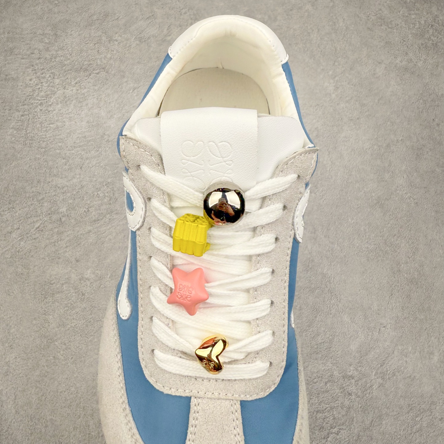 图片[5]-罗意威Loewe Ballet Runner 2.0 Sneakers 芭蕾舞2.0系列阿甘复古风德训薄底百搭休闲运动鞋 市面最高性价比 实体平台跑量 主打推荐好货 采用反绒牛皮革拼接头层皮饰片鞋面材质鞋身原装高密度防刮尼龙面料,极好柔软效果双层乳胶缓震鞋垫外部搭配轻量EVA缓震组合橡胶防滑片装外底不对称鞋头设计、袜状内部结构，轻盈橡胶外底延伸至鞋头 20 毫米鞋跟，附白色和同色系鞋带侧面饰有 L 徽标，鞋舌饰有压纹 Anagram 后跟标签饰有注塑橡胶 LOEWE 标志升级原楦型开发纸版全手工拉帮工艺成型 尺码：35 36 37 38 39 40-选品中心