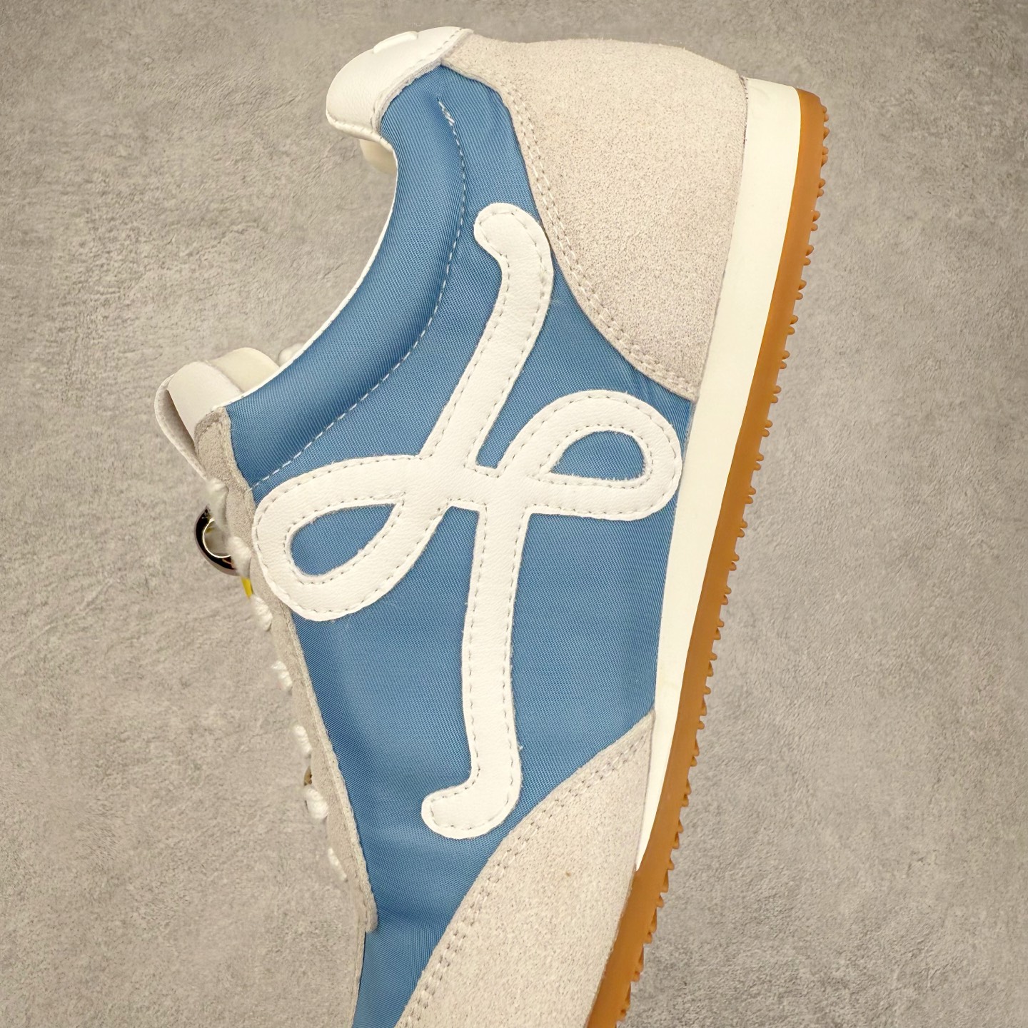 图片[7]-罗意威Loewe Ballet Runner 2.0 Sneakers 芭蕾舞2.0系列阿甘复古风德训薄底百搭休闲运动鞋 市面最高性价比 实体平台跑量 主打推荐好货 采用反绒牛皮革拼接头层皮饰片鞋面材质鞋身原装高密度防刮尼龙面料,极好柔软效果双层乳胶缓震鞋垫外部搭配轻量EVA缓震组合橡胶防滑片装外底不对称鞋头设计、袜状内部结构，轻盈橡胶外底延伸至鞋头 20 毫米鞋跟，附白色和同色系鞋带侧面饰有 L 徽标，鞋舌饰有压纹 Anagram 后跟标签饰有注塑橡胶 LOEWE 标志升级原楦型开发纸版全手工拉帮工艺成型 尺码：35 36 37 38 39 40-选品中心