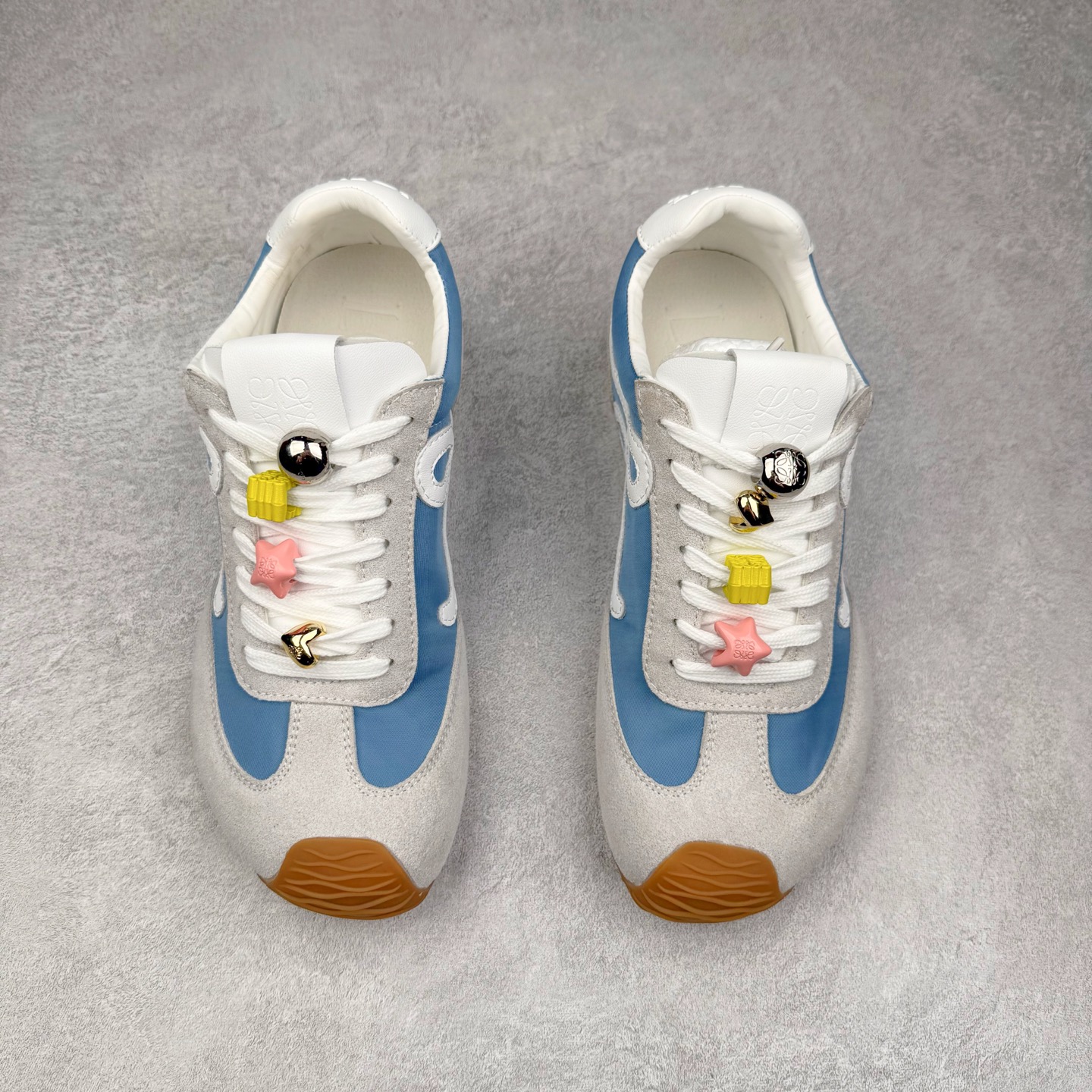图片[2]-罗意威Loewe Ballet Runner 2.0 Sneakers 芭蕾舞2.0系列阿甘复古风德训薄底百搭休闲运动鞋 市面最高性价比 实体平台跑量 主打推荐好货 采用反绒牛皮革拼接头层皮饰片鞋面材质鞋身原装高密度防刮尼龙面料,极好柔软效果双层乳胶缓震鞋垫外部搭配轻量EVA缓震组合橡胶防滑片装外底不对称鞋头设计、袜状内部结构，轻盈橡胶外底延伸至鞋头 20 毫米鞋跟，附白色和同色系鞋带侧面饰有 L 徽标，鞋舌饰有压纹 Anagram 后跟标签饰有注塑橡胶 LOEWE 标志升级原楦型开发纸版全手工拉帮工艺成型 尺码：35 36 37 38 39 40-选品中心