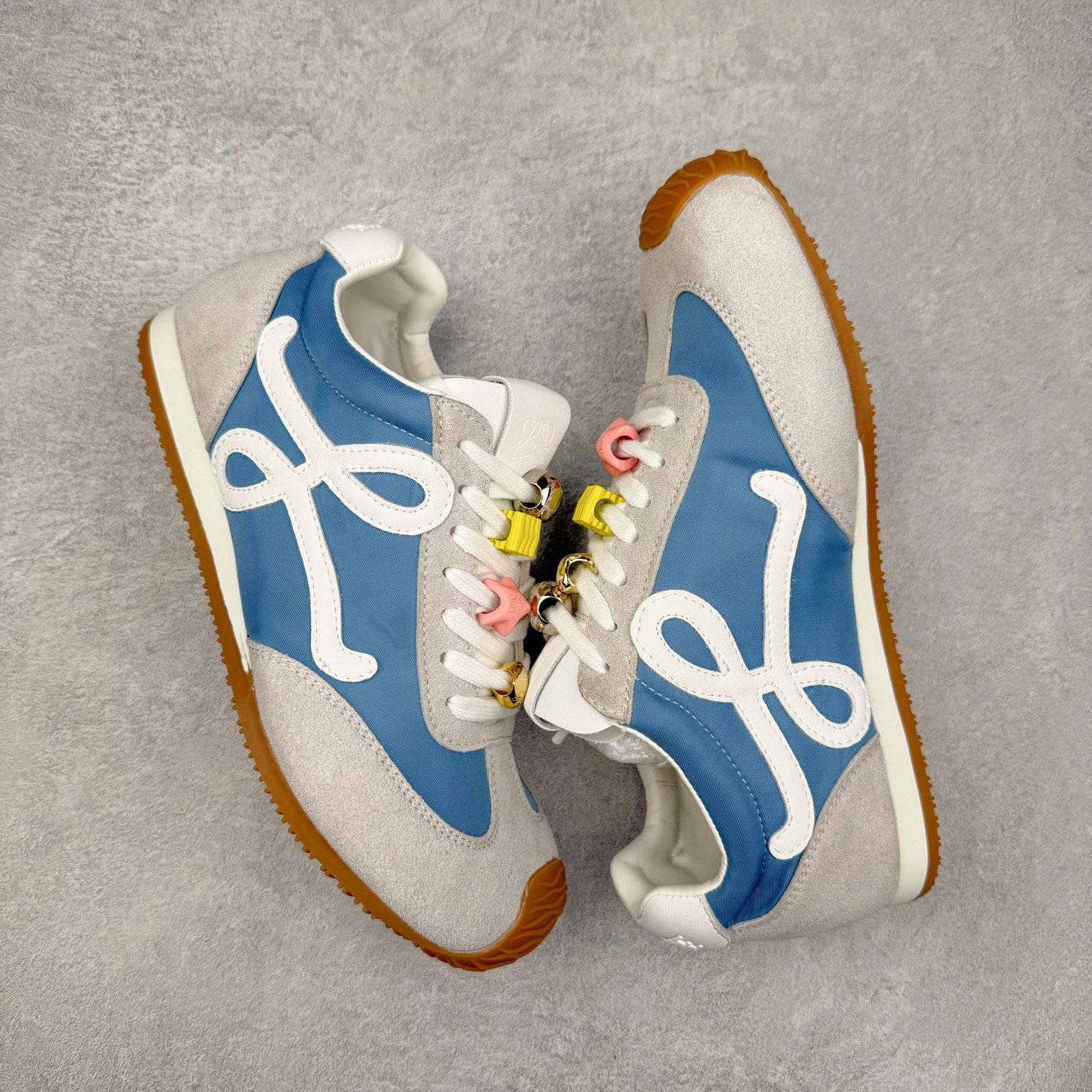 图片[3]-罗意威Loewe Ballet Runner 2.0 Sneakers 芭蕾舞2.0系列阿甘复古风德训薄底百搭休闲运动鞋 市面最高性价比 实体平台跑量 主打推荐好货 采用反绒牛皮革拼接头层皮饰片鞋面材质鞋身原装高密度防刮尼龙面料,极好柔软效果双层乳胶缓震鞋垫外部搭配轻量EVA缓震组合橡胶防滑片装外底不对称鞋头设计、袜状内部结构，轻盈橡胶外底延伸至鞋头 20 毫米鞋跟，附白色和同色系鞋带侧面饰有 L 徽标，鞋舌饰有压纹 Anagram 后跟标签饰有注塑橡胶 LOEWE 标志升级原楦型开发纸版全手工拉帮工艺成型 尺码：35 36 37 38 39 40-选品中心