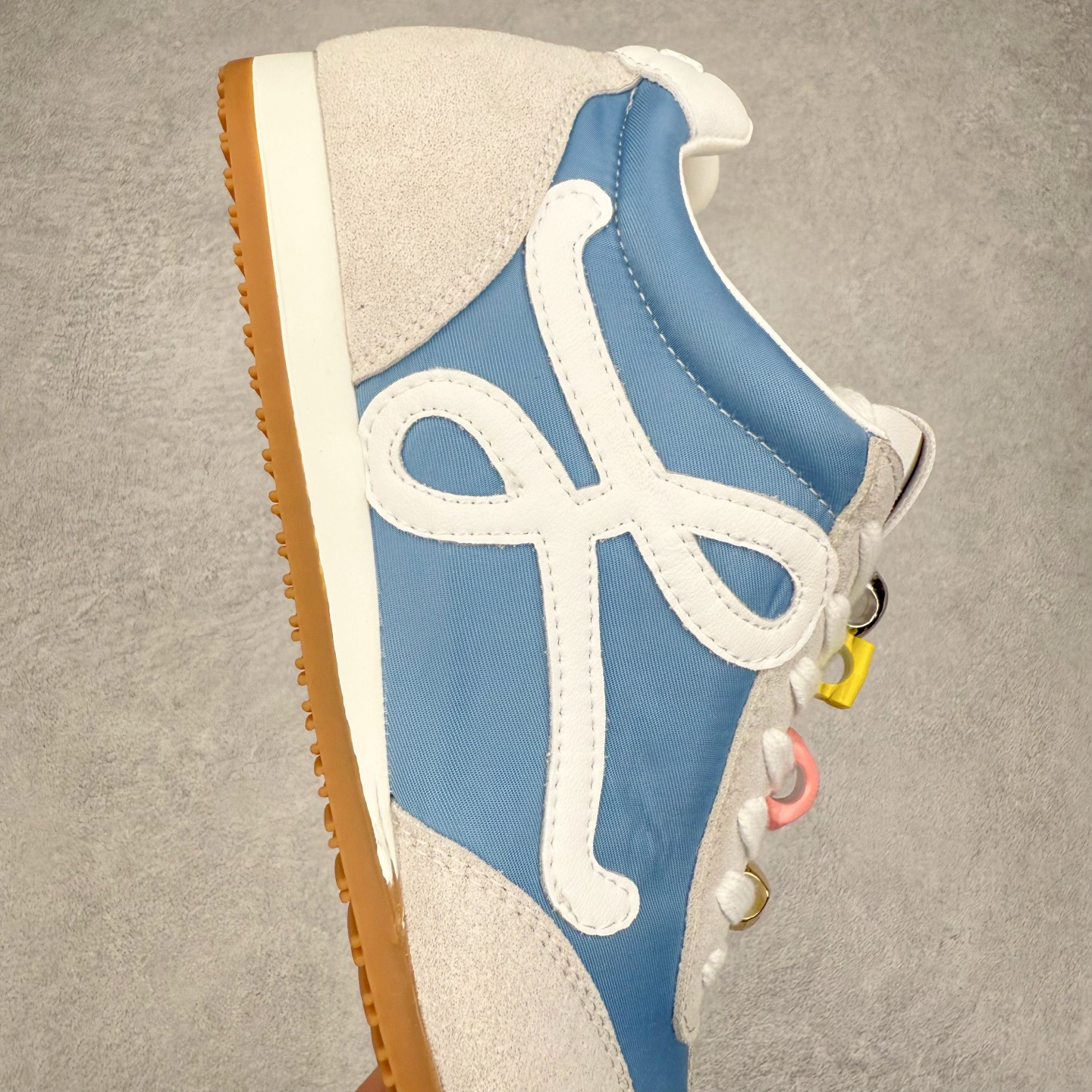 图片[6]-罗意威Loewe Ballet Runner 2.0 Sneakers 芭蕾舞2.0系列阿甘复古风德训薄底百搭休闲运动鞋 市面最高性价比 实体平台跑量 主打推荐好货 采用反绒牛皮革拼接头层皮饰片鞋面材质鞋身原装高密度防刮尼龙面料,极好柔软效果双层乳胶缓震鞋垫外部搭配轻量EVA缓震组合橡胶防滑片装外底不对称鞋头设计、袜状内部结构，轻盈橡胶外底延伸至鞋头 20 毫米鞋跟，附白色和同色系鞋带侧面饰有 L 徽标，鞋舌饰有压纹 Anagram 后跟标签饰有注塑橡胶 LOEWE 标志升级原楦型开发纸版全手工拉帮工艺成型 尺码：35 36 37 38 39 40-选品中心