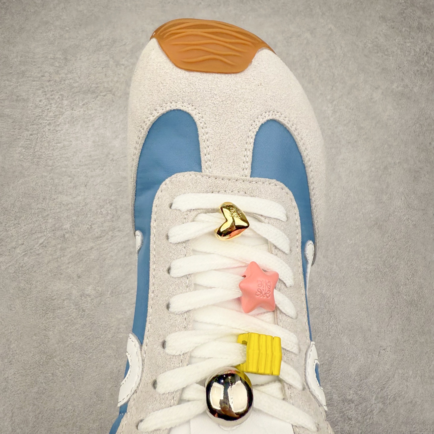 图片[4]-罗意威Loewe Ballet Runner 2.0 Sneakers 芭蕾舞2.0系列阿甘复古风德训薄底百搭休闲运动鞋 市面最高性价比 实体平台跑量 主打推荐好货 采用反绒牛皮革拼接头层皮饰片鞋面材质鞋身原装高密度防刮尼龙面料,极好柔软效果双层乳胶缓震鞋垫外部搭配轻量EVA缓震组合橡胶防滑片装外底不对称鞋头设计、袜状内部结构，轻盈橡胶外底延伸至鞋头 20 毫米鞋跟，附白色和同色系鞋带侧面饰有 L 徽标，鞋舌饰有压纹 Anagram 后跟标签饰有注塑橡胶 LOEWE 标志升级原楦型开发纸版全手工拉帮工艺成型 尺码：35 36 37 38 39 40-选品中心