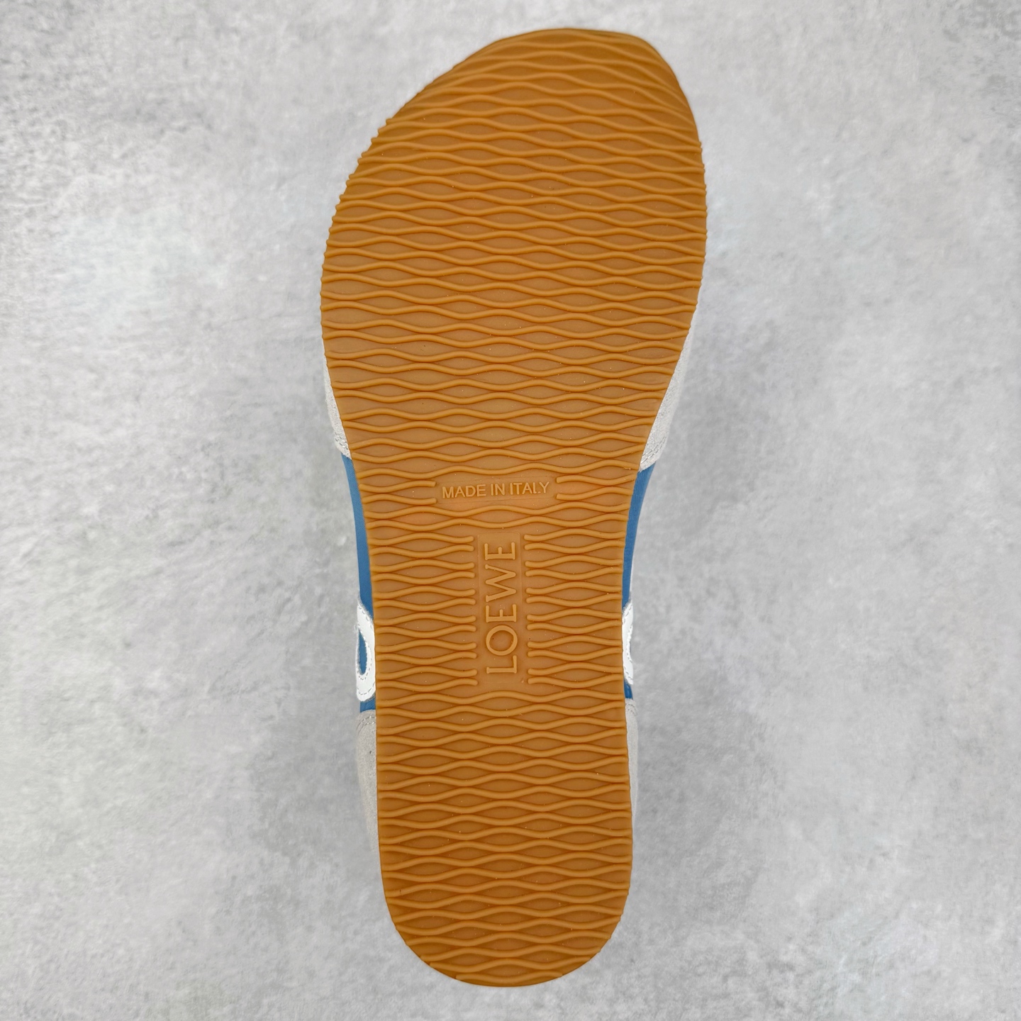 图片[9]-罗意威Loewe Ballet Runner 2.0 Sneakers 芭蕾舞2.0系列阿甘复古风德训薄底百搭休闲运动鞋 市面最高性价比 实体平台跑量 主打推荐好货 采用反绒牛皮革拼接头层皮饰片鞋面材质鞋身原装高密度防刮尼龙面料,极好柔软效果双层乳胶缓震鞋垫外部搭配轻量EVA缓震组合橡胶防滑片装外底不对称鞋头设计、袜状内部结构，轻盈橡胶外底延伸至鞋头 20 毫米鞋跟，附白色和同色系鞋带侧面饰有 L 徽标，鞋舌饰有压纹 Anagram 后跟标签饰有注塑橡胶 LOEWE 标志升级原楦型开发纸版全手工拉帮工艺成型 尺码：35 36 37 38 39 40-选品中心