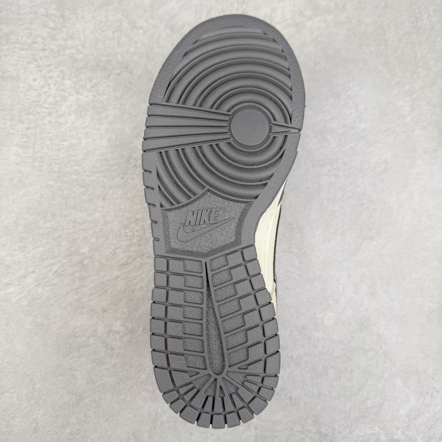 图片[9]-NK Dunk Low 定制配色 DJ2024-133 大厂出品 极力推荐 原装头层材料 独家版型蒸餾加工帶來的是更好的视觉和脚感体验大厂纯原品质出货 清洁度 电绣工艺 皮料切割干净无任何毛边 细节完美 实拍调校N版已经零色差零失真 百分百还原实物色彩所见即所得 不存在货不对板色差等低级问题 选购参考实物拍摄 不混卖不参货 只用心做好货严格选品 承诺混一赔十 尺码：36 36.5 37.5 38 38.5 39 40 40.5 41 42 42.5 43 44 44.5 45-选品中心