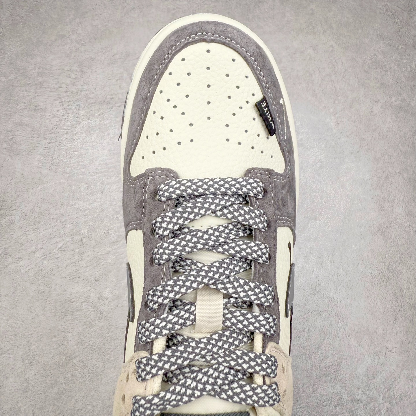 图片[4]-NK Dunk Low 定制配色 DJ2024-133 大厂出品 极力推荐 原装头层材料 独家版型蒸餾加工帶來的是更好的视觉和脚感体验大厂纯原品质出货 清洁度 电绣工艺 皮料切割干净无任何毛边 细节完美 实拍调校N版已经零色差零失真 百分百还原实物色彩所见即所得 不存在货不对板色差等低级问题 选购参考实物拍摄 不混卖不参货 只用心做好货严格选品 承诺混一赔十 尺码：36 36.5 37.5 38 38.5 39 40 40.5 41 42 42.5 43 44 44.5 45-选品中心