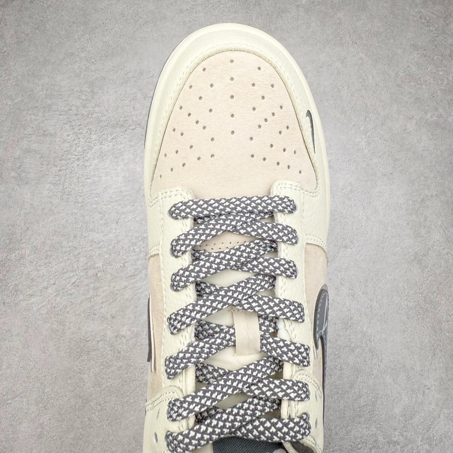 图片[4]-NK Dunk Low 定制配色 DJ2024-134 大厂出品 极力推荐 原装头层材料 独家版型蒸餾加工帶來的是更好的视觉和脚感体验大厂纯原品质出货 清洁度 电绣工艺 皮料切割干净无任何毛边 细节完美 实拍调校N版已经零色差零失真 百分百还原实物色彩所见即所得 不存在货不对板色差等低级问题 选购参考实物拍摄 不混卖不参货 只用心做好货严格选品 承诺混一赔十 尺码：36 36.5 37.5 38 38.5 39 40 40.5 41 42 42.5 43 44 44.5 45-选品中心