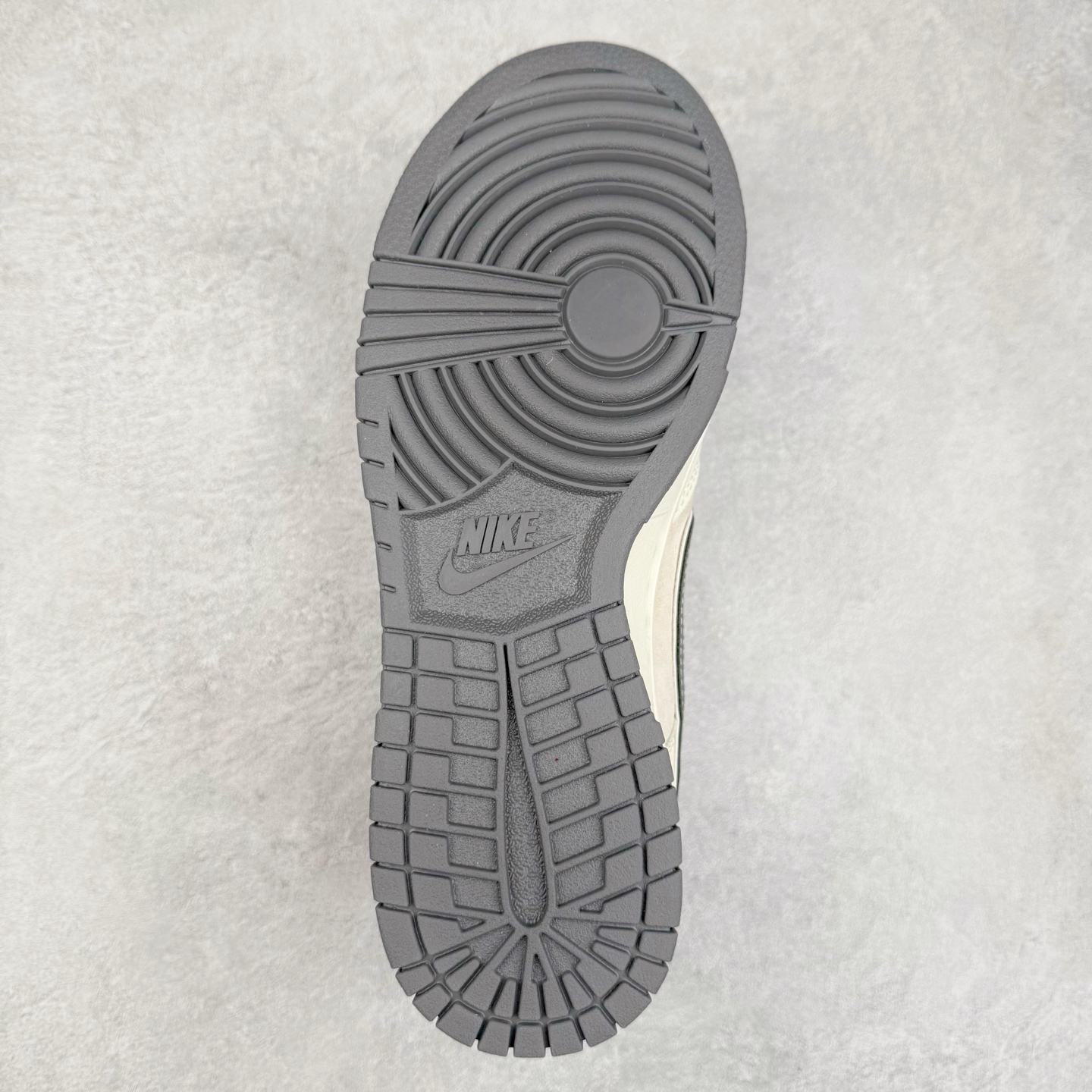 图片[9]-NK Dunk Low 定制配色 DJ2024-134 大厂出品 极力推荐 原装头层材料 独家版型蒸餾加工帶來的是更好的视觉和脚感体验大厂纯原品质出货 清洁度 电绣工艺 皮料切割干净无任何毛边 细节完美 实拍调校N版已经零色差零失真 百分百还原实物色彩所见即所得 不存在货不对板色差等低级问题 选购参考实物拍摄 不混卖不参货 只用心做好货严格选品 承诺混一赔十 尺码：36 36.5 37.5 38 38.5 39 40 40.5 41 42 42.5 43 44 44.5 45-选品中心