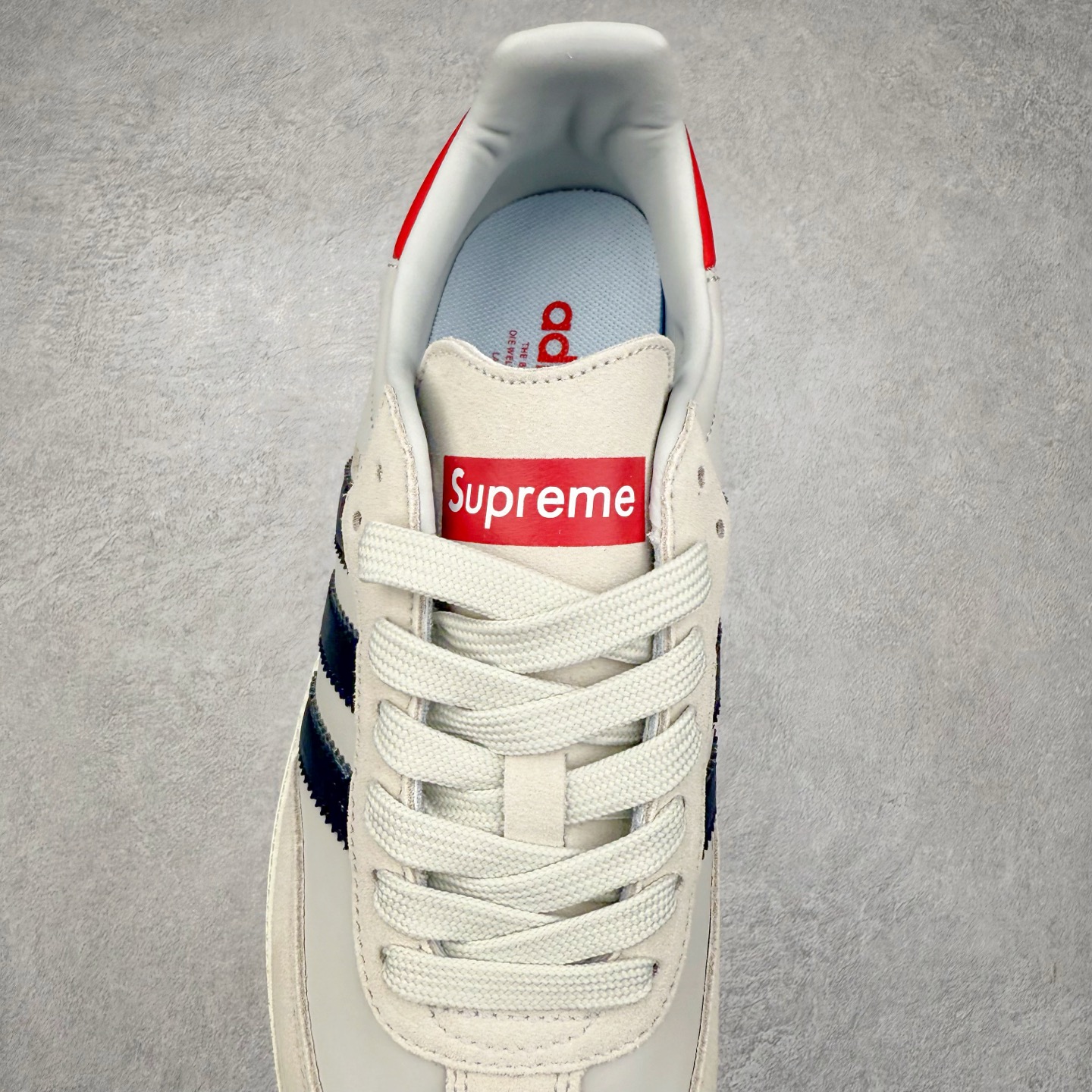 图片[5]-＃C2 AD Original Samba OG 复古经典轻便板鞋 定制配色 XR0006 这款桑巴鞋展示了高质量的工艺 带有装饰的超锁缝制和无缝的手感 柔软、柔软的皮革造型和标志性的3条纹完成了精致的外观 正规合身鞋带 鞋面上有绒面鞋垫 橡胶鞋底 享受正畸套筒软感 自50年代首次亮相以来就一直在赢得粉丝的青睐 尺码：36 36.5 37.5 38 38.5 39 40 40.5 41 42 42.5 43 44 44.5 45-选品中心