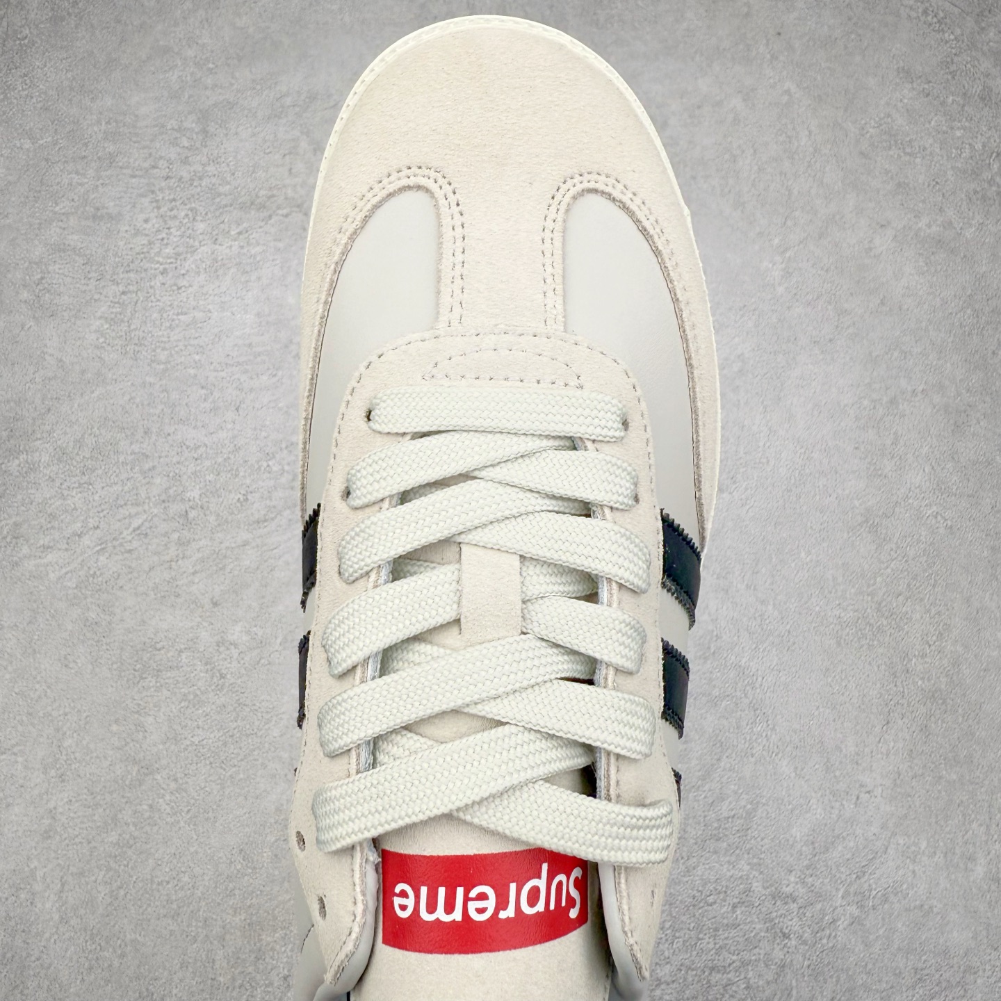 图片[4]-＃C2 AD Original Samba OG 复古经典轻便板鞋 定制配色 XR0006 这款桑巴鞋展示了高质量的工艺 带有装饰的超锁缝制和无缝的手感 柔软、柔软的皮革造型和标志性的3条纹完成了精致的外观 正规合身鞋带 鞋面上有绒面鞋垫 橡胶鞋底 享受正畸套筒软感 自50年代首次亮相以来就一直在赢得粉丝的青睐 尺码：36 36.5 37.5 38 38.5 39 40 40.5 41 42 42.5 43 44 44.5 45-选品中心