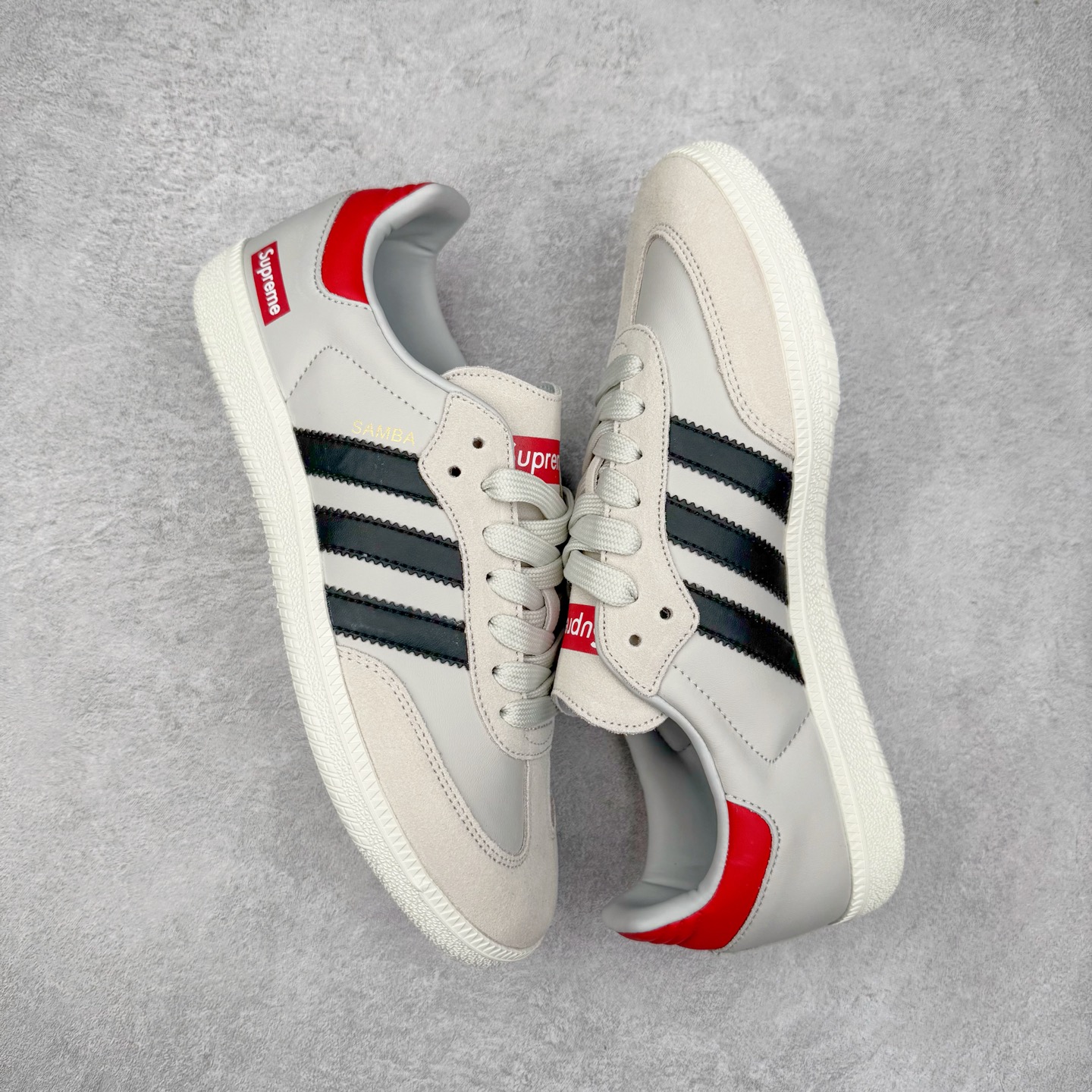 图片[3]-＃C2 AD Original Samba OG 复古经典轻便板鞋 定制配色 XR0006 这款桑巴鞋展示了高质量的工艺 带有装饰的超锁缝制和无缝的手感 柔软、柔软的皮革造型和标志性的3条纹完成了精致的外观 正规合身鞋带 鞋面上有绒面鞋垫 橡胶鞋底 享受正畸套筒软感 自50年代首次亮相以来就一直在赢得粉丝的青睐 尺码：36 36.5 37.5 38 38.5 39 40 40.5 41 42 42.5 43 44 44.5 45-选品中心