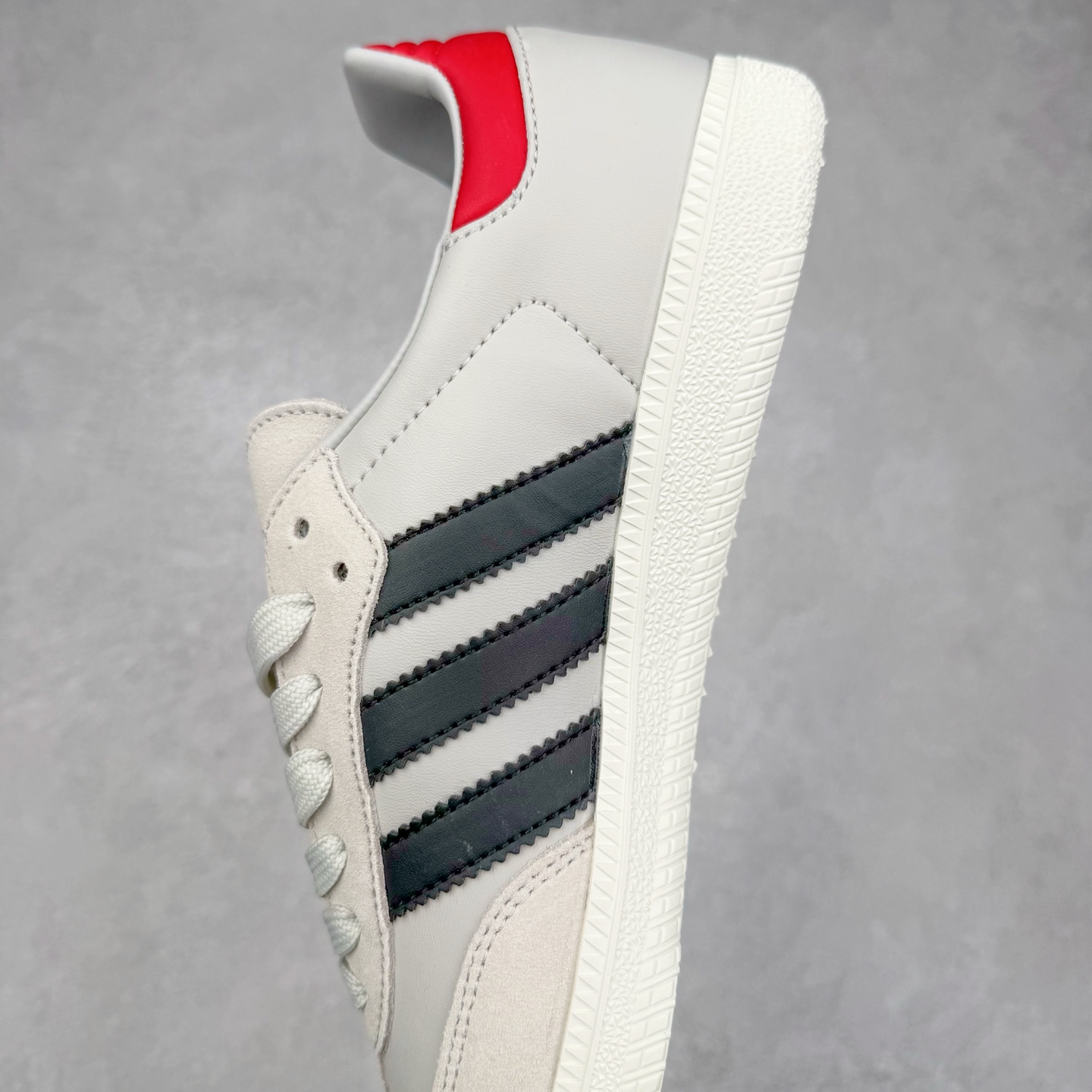 图片[7]-＃C2 AD Original Samba OG 复古经典轻便板鞋 定制配色 XR0006 这款桑巴鞋展示了高质量的工艺 带有装饰的超锁缝制和无缝的手感 柔软、柔软的皮革造型和标志性的3条纹完成了精致的外观 正规合身鞋带 鞋面上有绒面鞋垫 橡胶鞋底 享受正畸套筒软感 自50年代首次亮相以来就一直在赢得粉丝的青睐 尺码：36 36.5 37.5 38 38.5 39 40 40.5 41 42 42.5 43 44 44.5 45-选品中心