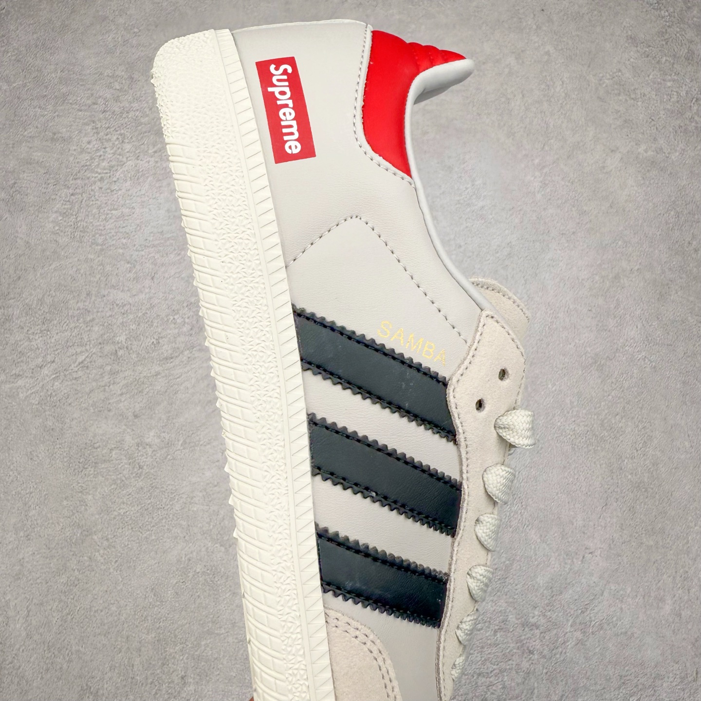 图片[6]-＃C2 AD Original Samba OG 复古经典轻便板鞋 定制配色 XR0006 这款桑巴鞋展示了高质量的工艺 带有装饰的超锁缝制和无缝的手感 柔软、柔软的皮革造型和标志性的3条纹完成了精致的外观 正规合身鞋带 鞋面上有绒面鞋垫 橡胶鞋底 享受正畸套筒软感 自50年代首次亮相以来就一直在赢得粉丝的青睐 尺码：36 36.5 37.5 38 38.5 39 40 40.5 41 42 42.5 43 44 44.5 45-选品中心