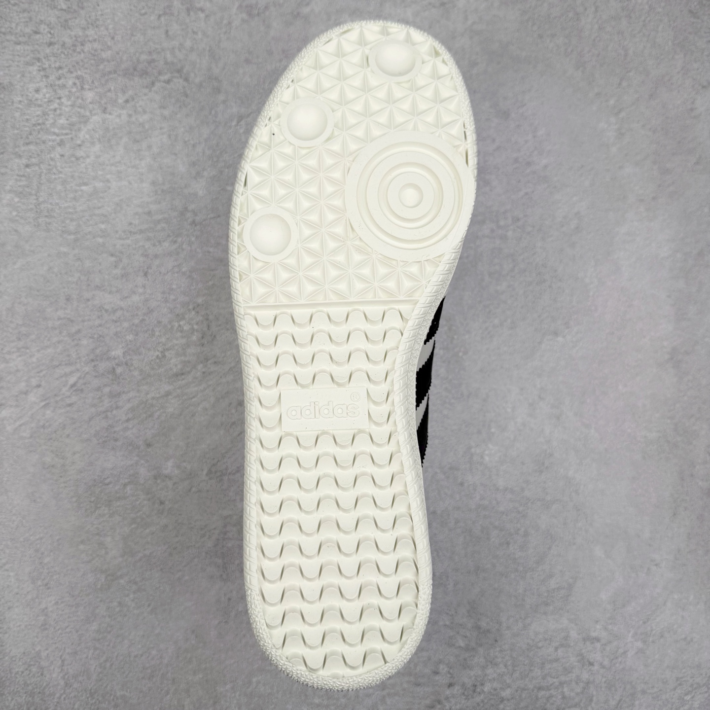 图片[9]-＃C2 AD Original Samba OG 复古经典轻便板鞋 定制配色 XR0006 这款桑巴鞋展示了高质量的工艺 带有装饰的超锁缝制和无缝的手感 柔软、柔软的皮革造型和标志性的3条纹完成了精致的外观 正规合身鞋带 鞋面上有绒面鞋垫 橡胶鞋底 享受正畸套筒软感 自50年代首次亮相以来就一直在赢得粉丝的青睐 尺码：36 36.5 37.5 38 38.5 39 40 40.5 41 42 42.5 43 44 44.5 45-选品中心