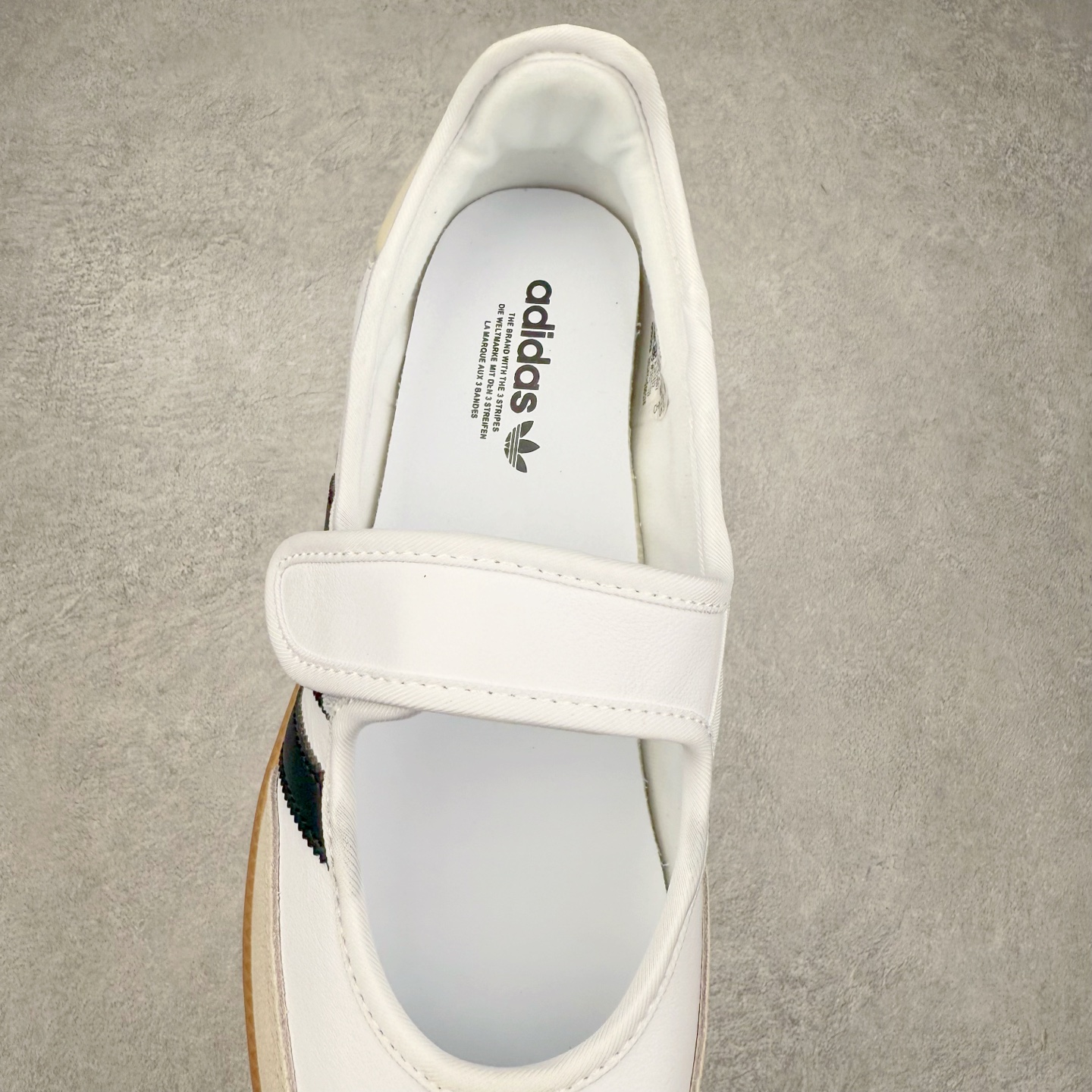 图片[5]-AD Original Samba OG 复古经典轻便板鞋 JR1402 这款桑巴鞋展示了高质量的工艺 带有装饰的超锁缝制和无缝的手感 柔软、柔软的皮革造型和标志性的3条纹完成了精致的外观 正规合身鞋带 鞋面上有绒面鞋垫 橡胶鞋底 享受正畸套筒软感 自50年代首次亮相以来就一直在赢得粉丝的青睐 尺码：36 36.5 37.5 38 38.5 39 40 40.5 41 42 42.5 43 44 44.5 45-选品中心