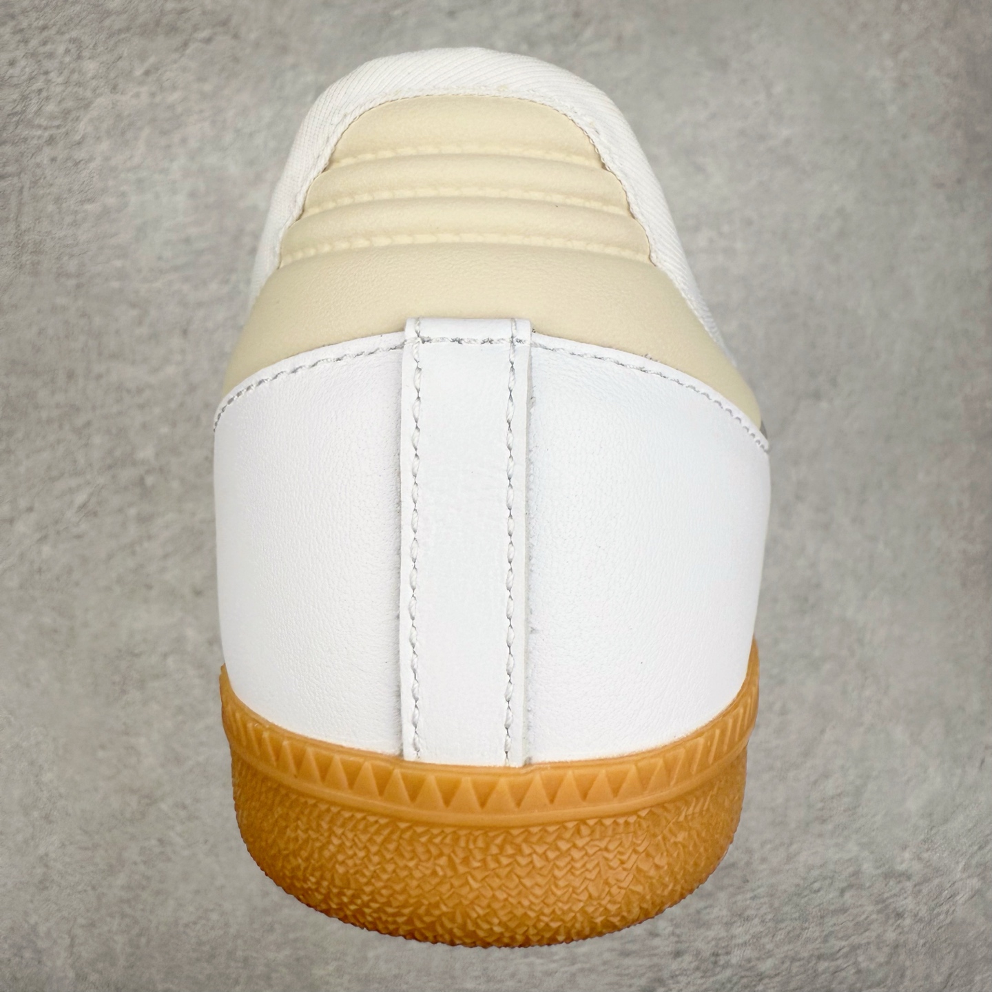 图片[8]-AD Original Samba OG 复古经典轻便板鞋 JR1402 这款桑巴鞋展示了高质量的工艺 带有装饰的超锁缝制和无缝的手感 柔软、柔软的皮革造型和标志性的3条纹完成了精致的外观 正规合身鞋带 鞋面上有绒面鞋垫 橡胶鞋底 享受正畸套筒软感 自50年代首次亮相以来就一直在赢得粉丝的青睐 尺码：36 36.5 37.5 38 38.5 39 40 40.5 41 42 42.5 43 44 44.5 45-选品中心