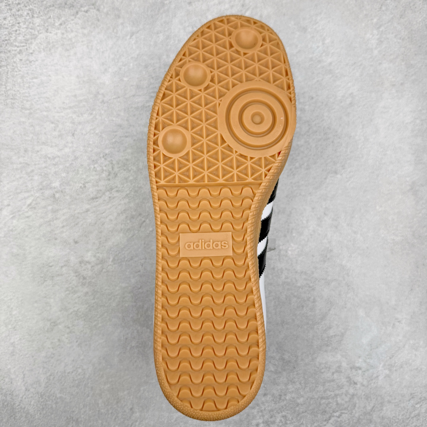 图片[9]-AD Original Samba OG 复古经典轻便板鞋 JR1402 这款桑巴鞋展示了高质量的工艺 带有装饰的超锁缝制和无缝的手感 柔软、柔软的皮革造型和标志性的3条纹完成了精致的外观 正规合身鞋带 鞋面上有绒面鞋垫 橡胶鞋底 享受正畸套筒软感 自50年代首次亮相以来就一直在赢得粉丝的青睐 尺码：36 36.5 37.5 38 38.5 39 40 40.5 41 42 42.5 43 44 44.5 45-选品中心