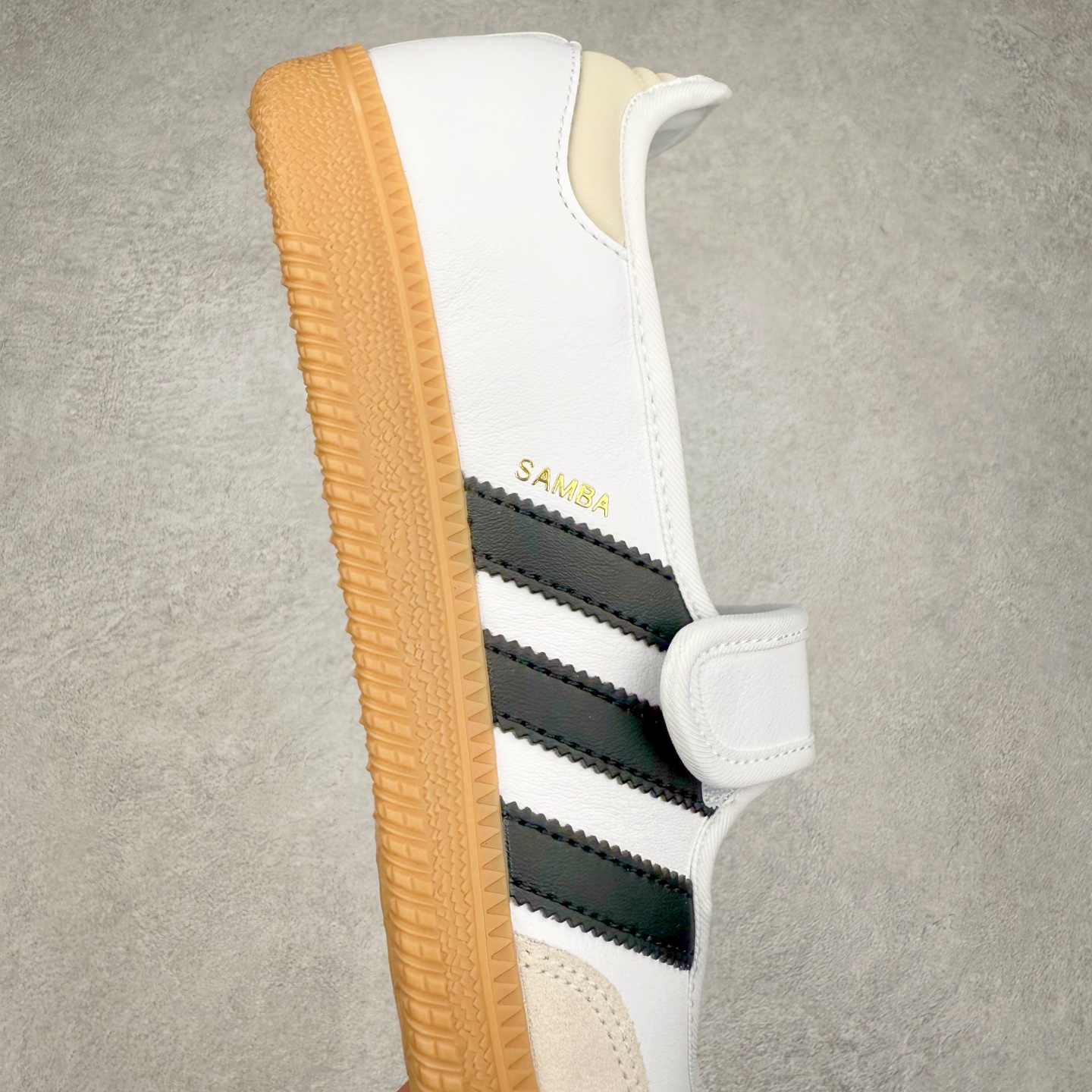 图片[6]-AD Original Samba OG 复古经典轻便板鞋 JR1402 这款桑巴鞋展示了高质量的工艺 带有装饰的超锁缝制和无缝的手感 柔软、柔软的皮革造型和标志性的3条纹完成了精致的外观 正规合身鞋带 鞋面上有绒面鞋垫 橡胶鞋底 享受正畸套筒软感 自50年代首次亮相以来就一直在赢得粉丝的青睐 尺码：36 36.5 37.5 38 38.5 39 40 40.5 41 42 42.5 43 44 44.5 45-选品中心