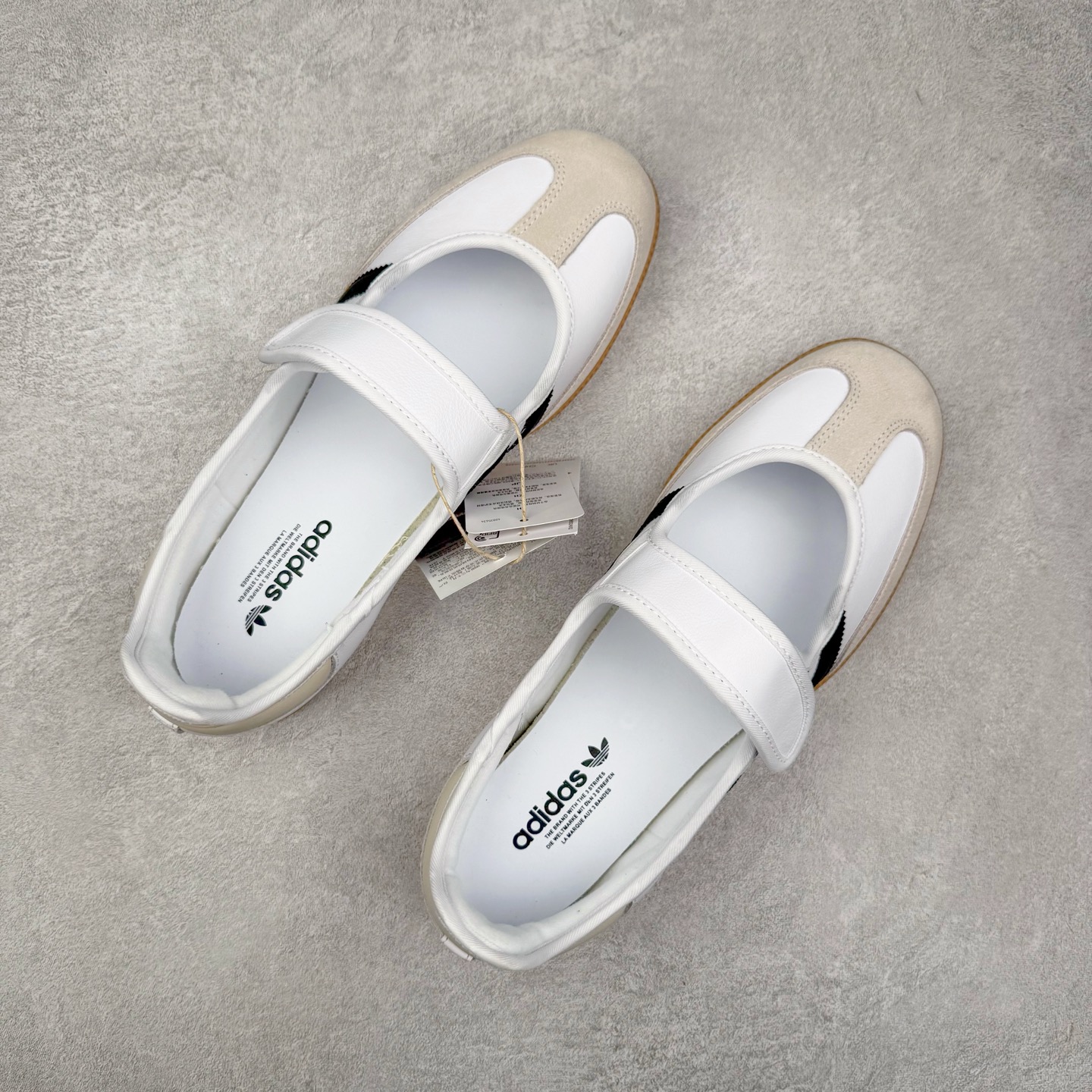 图片[3]-AD Original Samba OG 复古经典轻便板鞋 JR1402 这款桑巴鞋展示了高质量的工艺 带有装饰的超锁缝制和无缝的手感 柔软、柔软的皮革造型和标志性的3条纹完成了精致的外观 正规合身鞋带 鞋面上有绒面鞋垫 橡胶鞋底 享受正畸套筒软感 自50年代首次亮相以来就一直在赢得粉丝的青睐 尺码：36 36.5 37.5 38 38.5 39 40 40.5 41 42 42.5 43 44 44.5 45-选品中心