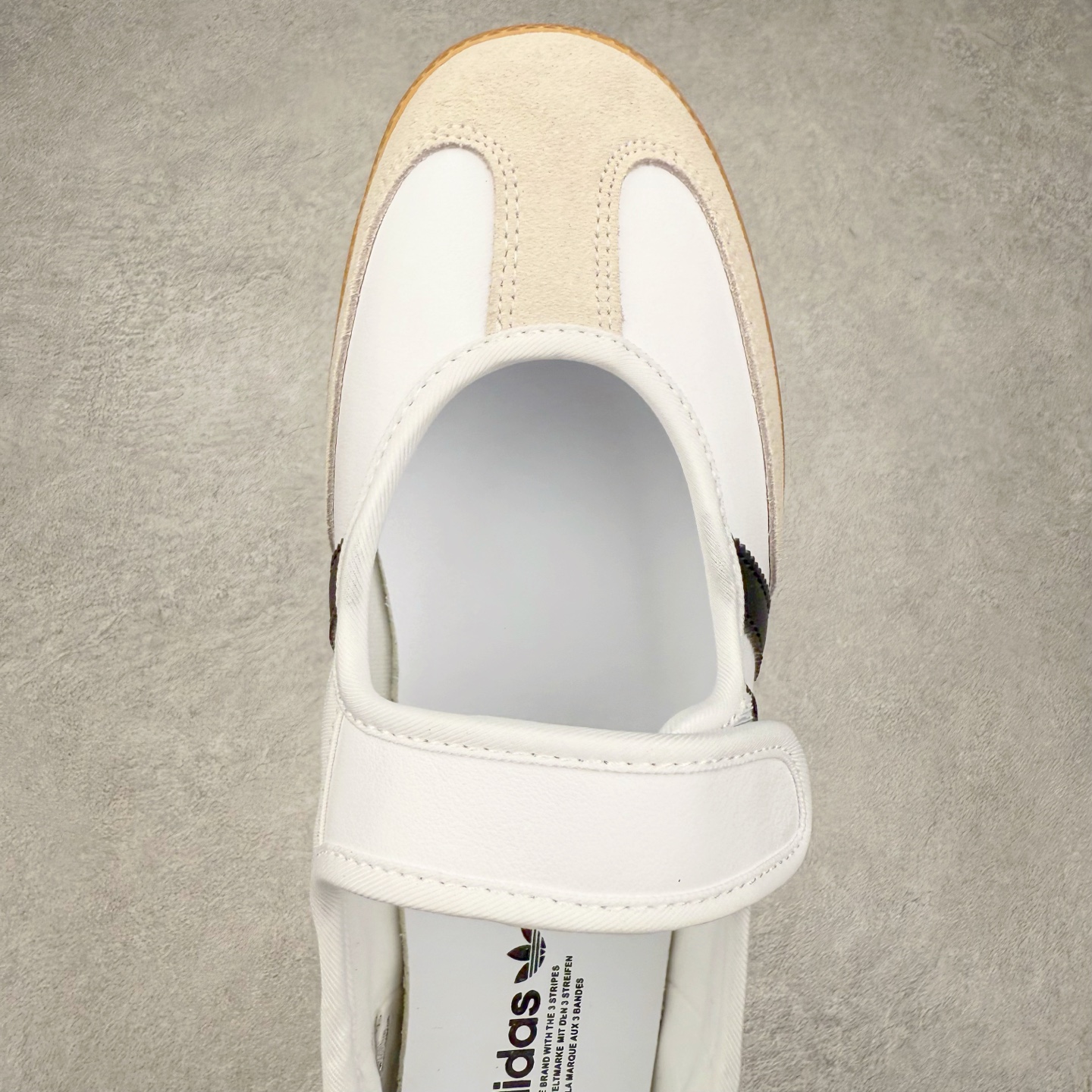 图片[4]-AD Original Samba OG 复古经典轻便板鞋 JR1402 这款桑巴鞋展示了高质量的工艺 带有装饰的超锁缝制和无缝的手感 柔软、柔软的皮革造型和标志性的3条纹完成了精致的外观 正规合身鞋带 鞋面上有绒面鞋垫 橡胶鞋底 享受正畸套筒软感 自50年代首次亮相以来就一直在赢得粉丝的青睐 尺码：36 36.5 37.5 38 38.5 39 40 40.5 41 42 42.5 43 44 44.5 45-选品中心