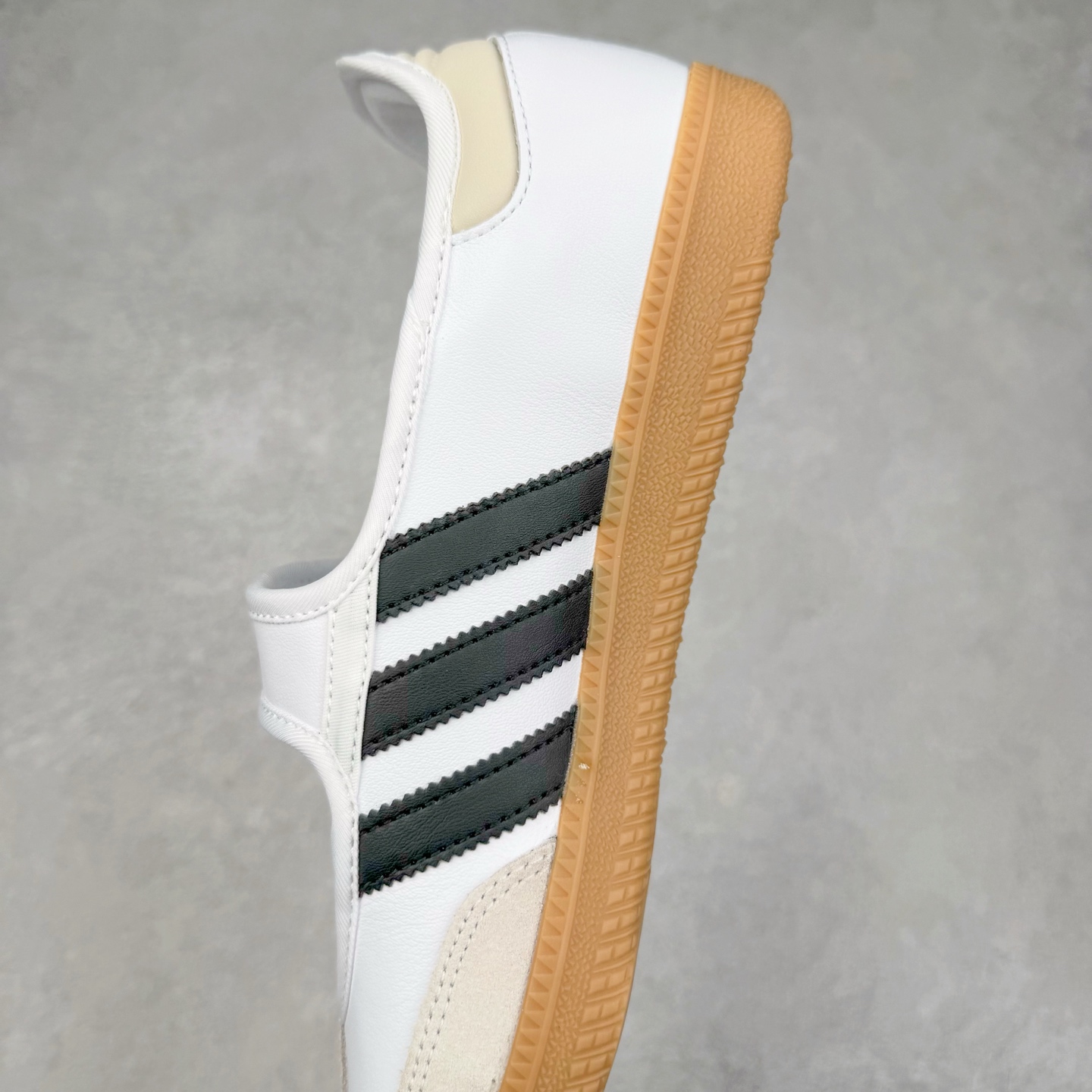 图片[7]-AD Original Samba OG 复古经典轻便板鞋 JR1402 这款桑巴鞋展示了高质量的工艺 带有装饰的超锁缝制和无缝的手感 柔软、柔软的皮革造型和标志性的3条纹完成了精致的外观 正规合身鞋带 鞋面上有绒面鞋垫 橡胶鞋底 享受正畸套筒软感 自50年代首次亮相以来就一直在赢得粉丝的青睐 尺码：36 36.5 37.5 38 38.5 39 40 40.5 41 42 42.5 43 44 44.5 45-选品中心