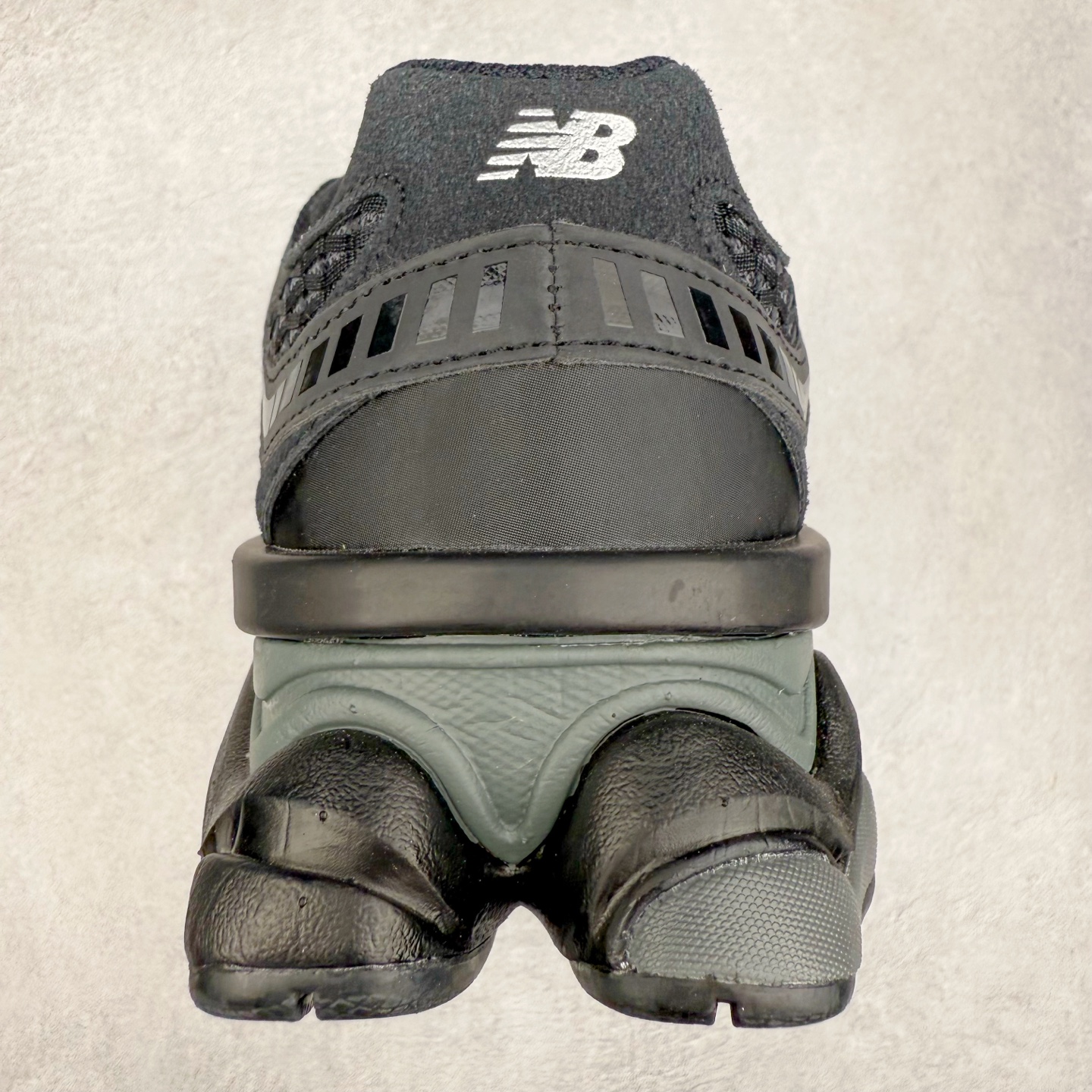 图片[8]-New Balance NB9060 复古运动鞋 新百伦又带来了新鞋型 并且是与芝加哥街头品牌 Joe Freshgoods 的联名款 鞋身主体采用了类似 990 系列的设计风格 与传统复古慢跑鞋区别不大 最大的变化就是鞋底部分 在传统设计的中底外层 增加了多个分区的模块 圆润的线条设计与我们熟悉的 New Balance 风格截然不同 但与同样充满弧形线条的鞋面搭配 看起来毫无违和感 尺码：36-45-选品中心