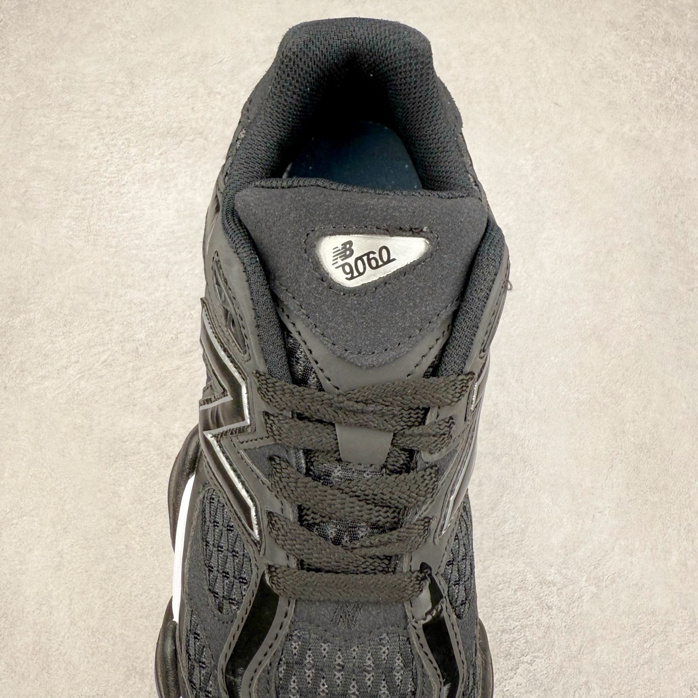 图片[5]-New Balance NB9060 复古运动鞋 新百伦又带来了新鞋型 并且是与芝加哥街头品牌 Joe Freshgoods 的联名款 鞋身主体采用了类似 990 系列的设计风格 与传统复古慢跑鞋区别不大 最大的变化就是鞋底部分 在传统设计的中底外层 增加了多个分区的模块 圆润的线条设计与我们熟悉的 New Balance 风格截然不同 但与同样充满弧形线条的鞋面搭配 看起来毫无违和感 尺码：36-45-选品中心