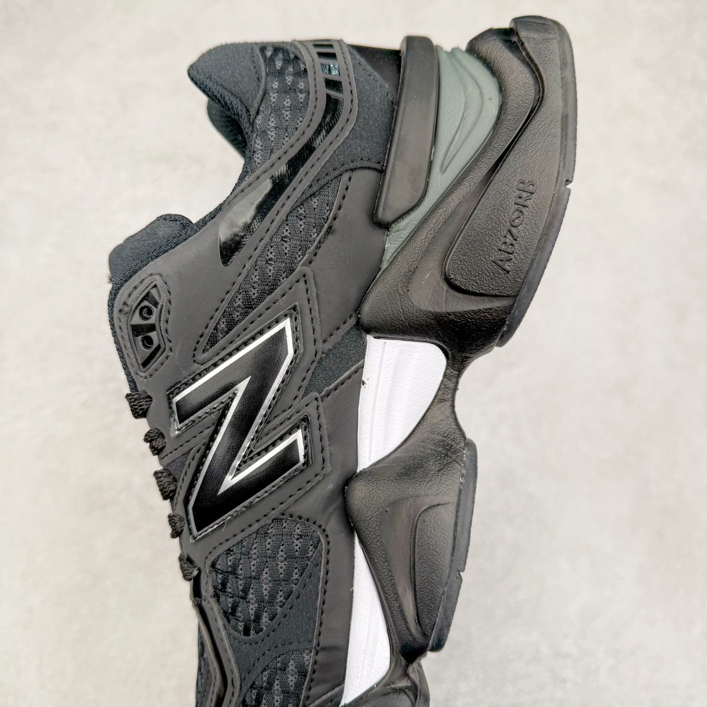 图片[7]-New Balance NB9060 复古运动鞋 新百伦又带来了新鞋型 并且是与芝加哥街头品牌 Joe Freshgoods 的联名款 鞋身主体采用了类似 990 系列的设计风格 与传统复古慢跑鞋区别不大 最大的变化就是鞋底部分 在传统设计的中底外层 增加了多个分区的模块 圆润的线条设计与我们熟悉的 New Balance 风格截然不同 但与同样充满弧形线条的鞋面搭配 看起来毫无违和感 尺码：36-45-选品中心