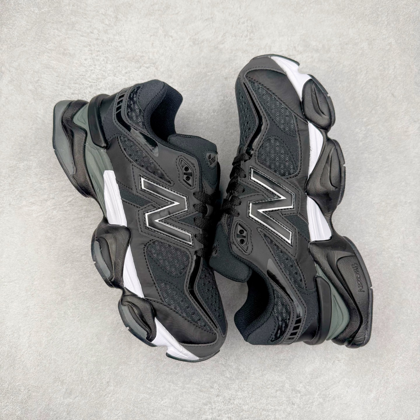 图片[3]-New Balance NB9060 复古运动鞋 新百伦又带来了新鞋型 并且是与芝加哥街头品牌 Joe Freshgoods 的联名款 鞋身主体采用了类似 990 系列的设计风格 与传统复古慢跑鞋区别不大 最大的变化就是鞋底部分 在传统设计的中底外层 增加了多个分区的模块 圆润的线条设计与我们熟悉的 New Balance 风格截然不同 但与同样充满弧形线条的鞋面搭配 看起来毫无违和感 尺码：36-45-选品中心