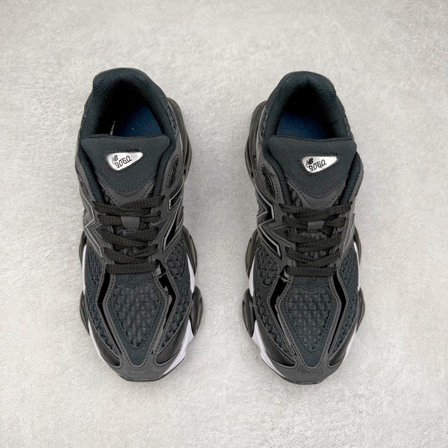 图片[2]-New Balance NB9060 复古运动鞋 新百伦又带来了新鞋型 并且是与芝加哥街头品牌 Joe Freshgoods 的联名款 鞋身主体采用了类似 990 系列的设计风格 与传统复古慢跑鞋区别不大 最大的变化就是鞋底部分 在传统设计的中底外层 增加了多个分区的模块 圆润的线条设计与我们熟悉的 New Balance 风格截然不同 但与同样充满弧形线条的鞋面搭配 看起来毫无违和感 尺码：36-45-选品中心