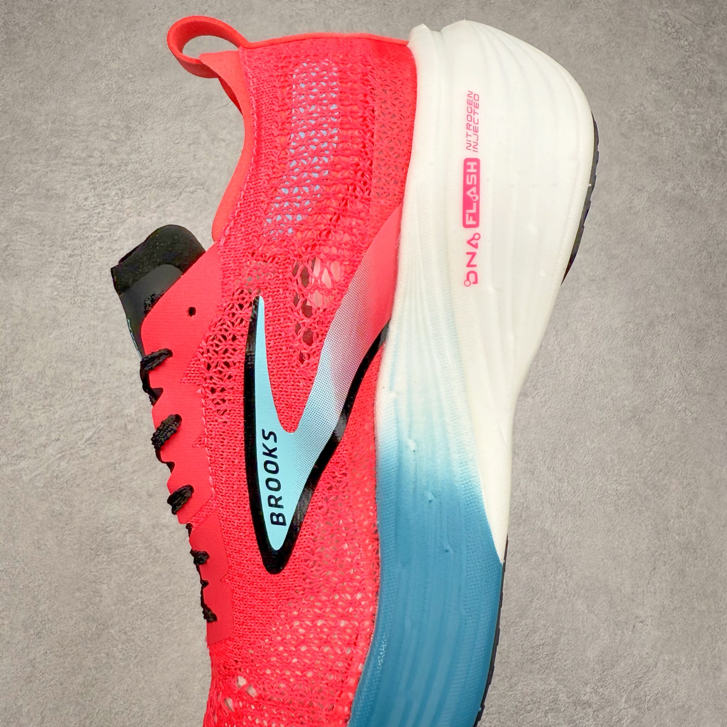 图片[7]-Brooks Hyperion Elite 布鲁克斯龙卷风4代舒适百搭运动低帮马拉松跑步鞋 男女同款 Brooks 四大跑鞋之一 百年品牌 跑鞋从外形上基本就能判断这是一款速度跑鞋 简洁干练的外形结构和极强的运动流线型看着非常有速度感 上脚的第一感觉是非常轻 美码9码的鞋单只206g不到 从个人偏好来说 200g左右的竞速鞋最具安全感 鞋面采用单层网布 很薄 前掌使用了大量开放式网眼 排气直接快速 透气性上乘 鞋舌也是轻量化设计 仅为一层麂皮 和脚背完美贴合 鞋舌中央有个防偏穿孔 从实际穿着来看 通常鞋舌都是外偏 如果是防偏穿孔位于中心 防偏效果其实并不十分有效 如果采用趋外侧的偏心设计更有效 鞋帮泡棉填充量不大 但非常紧凑 贴合舒适 包裹稳固 内置硬质TPU保证必要的稳定性 跑鞋中底采用的是DNA FLASH科技材料 DNA FLASH中底科技 是Brooks第一款将氮气注入中底的创新科技 主要原理是借助“超临界流体”发泡技术 将液态氮稳定的转化为气态氮 并使其均匀地形成无数紧密贴合的密闭式气囊结构 尺码：36 36.5 37.5 38 38.5 39 40 40.5 41 42 42.5 43 44 44.5 45 46-选品中心